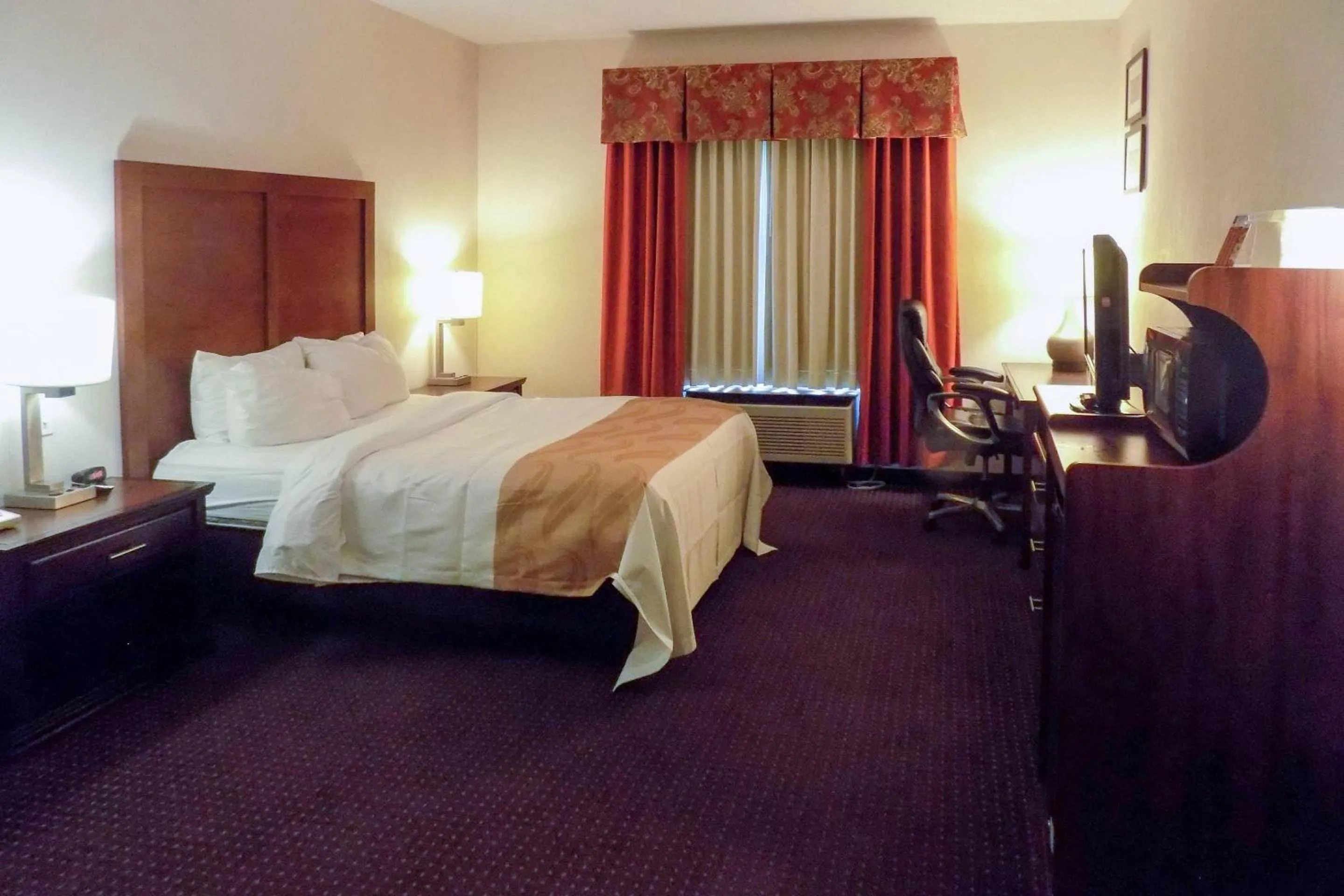 Bedroom, Bed in Quality Inn Kingdom City I-70