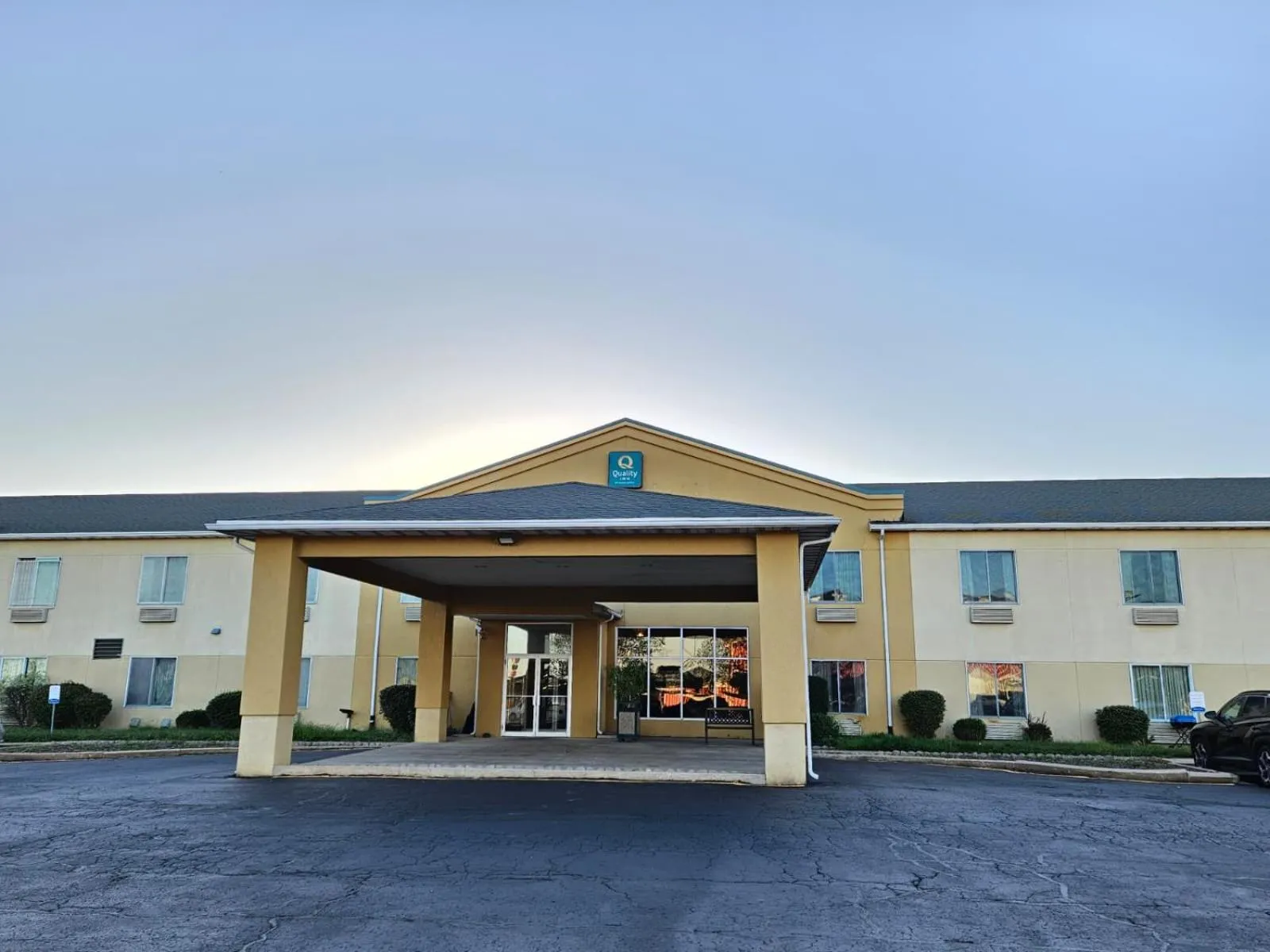Property building in Quality Inn Kingdom City I-70