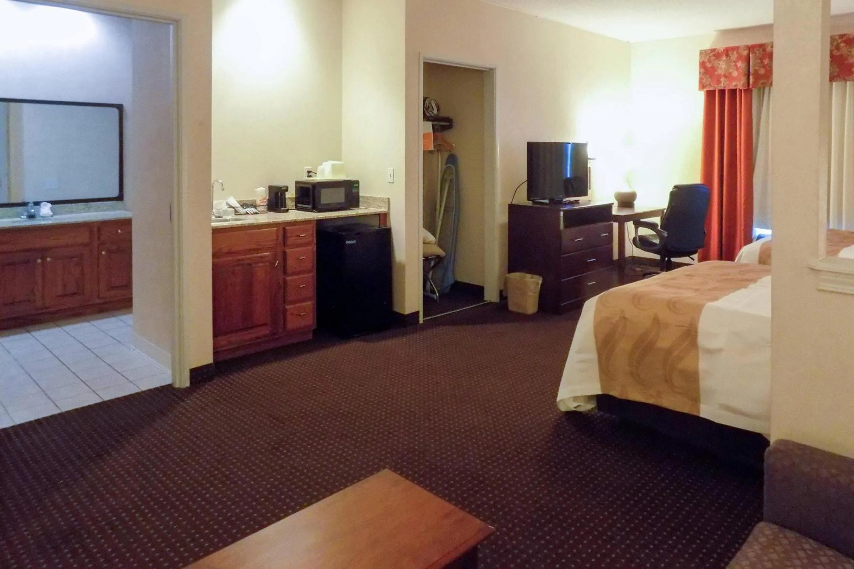 Bedroom, Bed in Quality Inn Kingdom City I-70