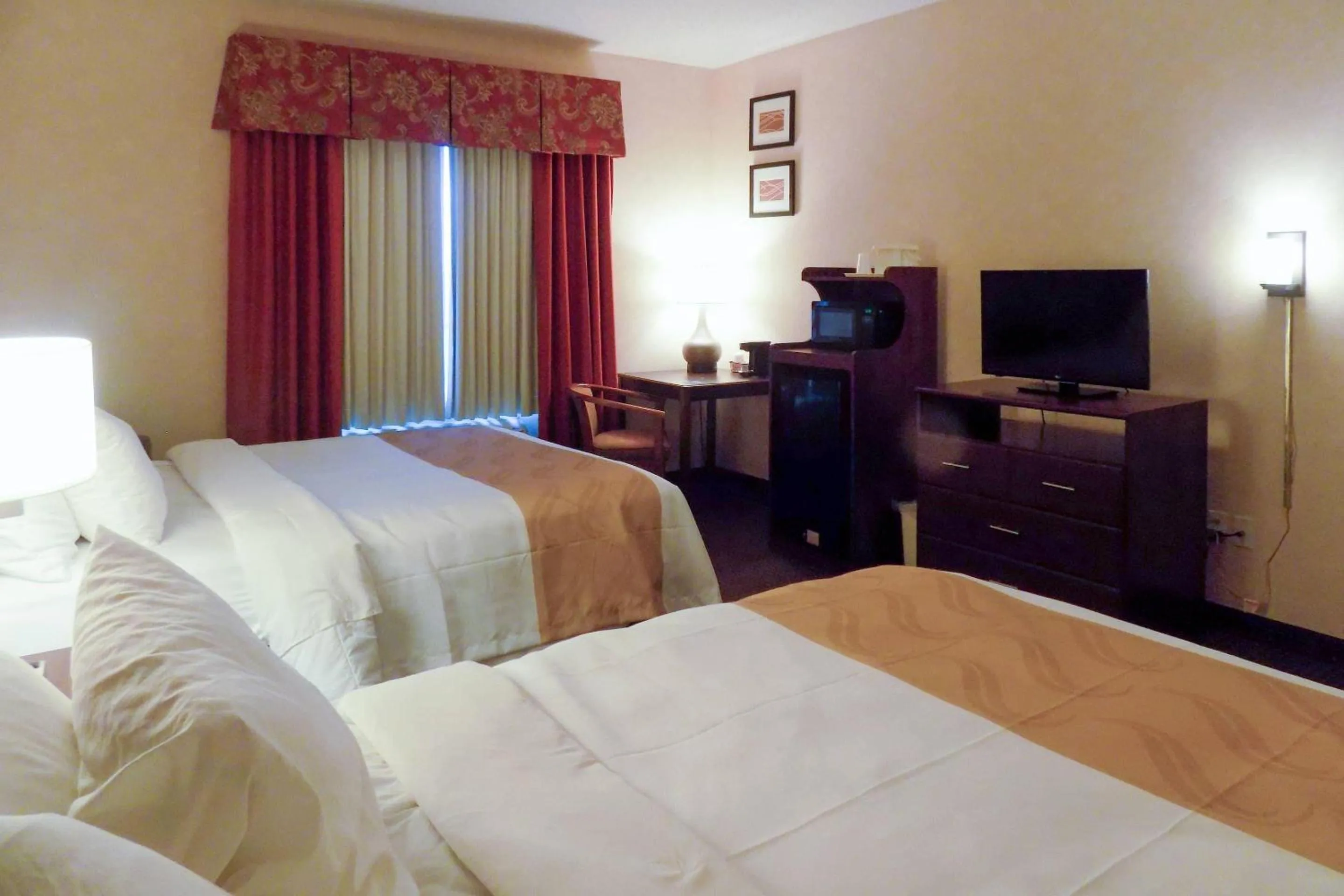 Bedroom, Bed in Quality Inn Kingdom City I-70