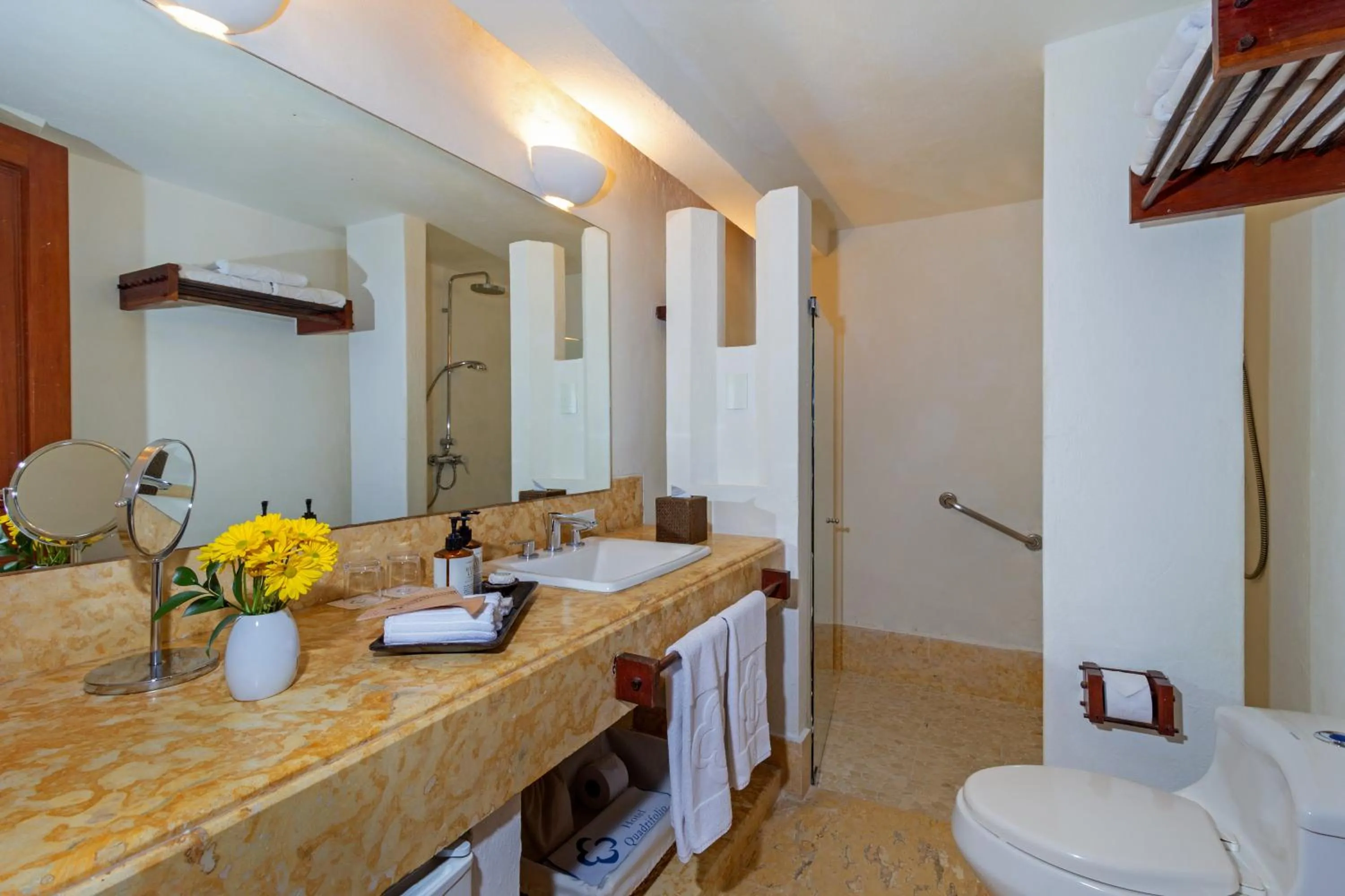 Bathroom in Hotel Quadrifolio