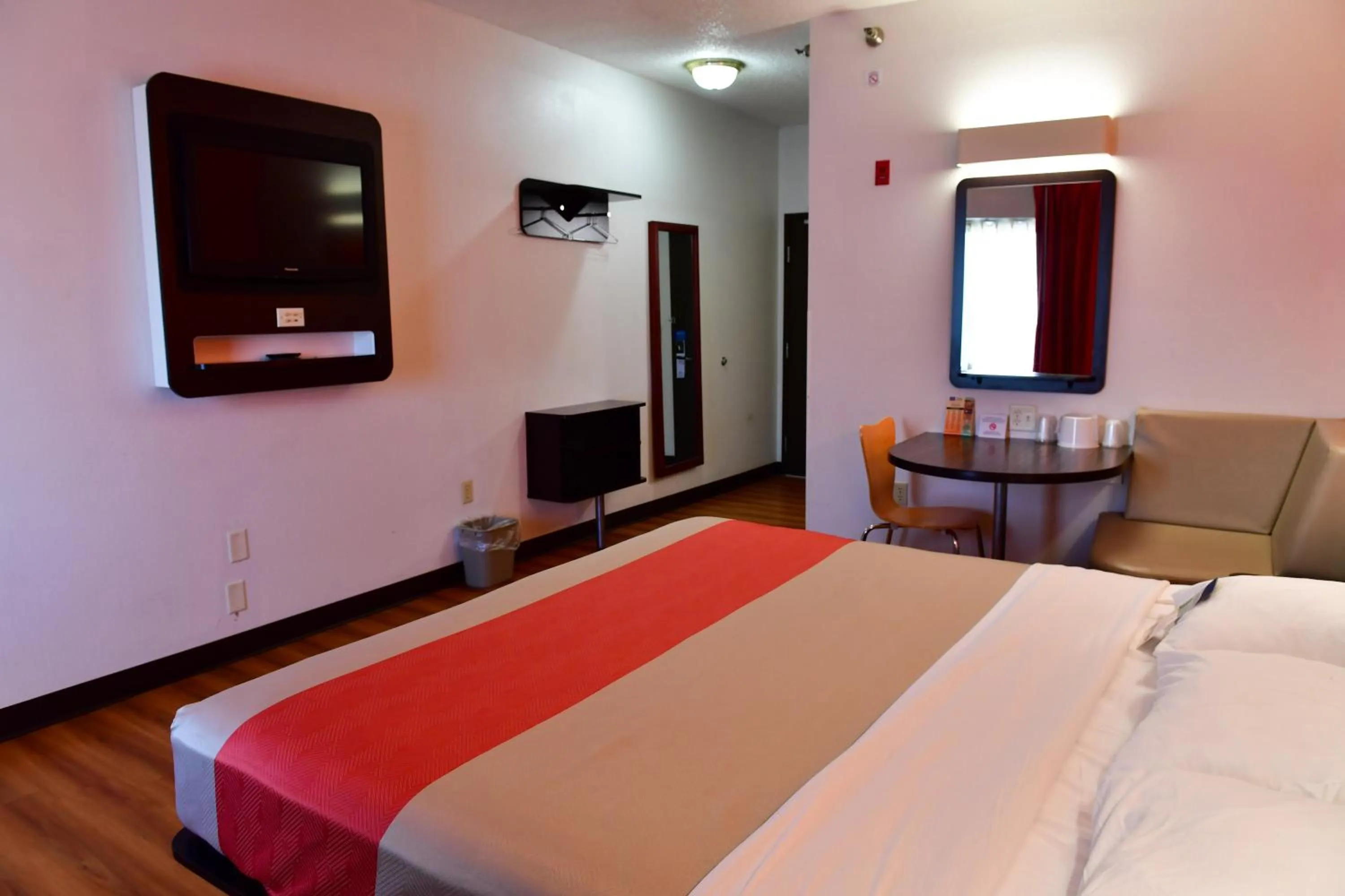 Photo of the whole room in Motel 6-Lincoln, NE