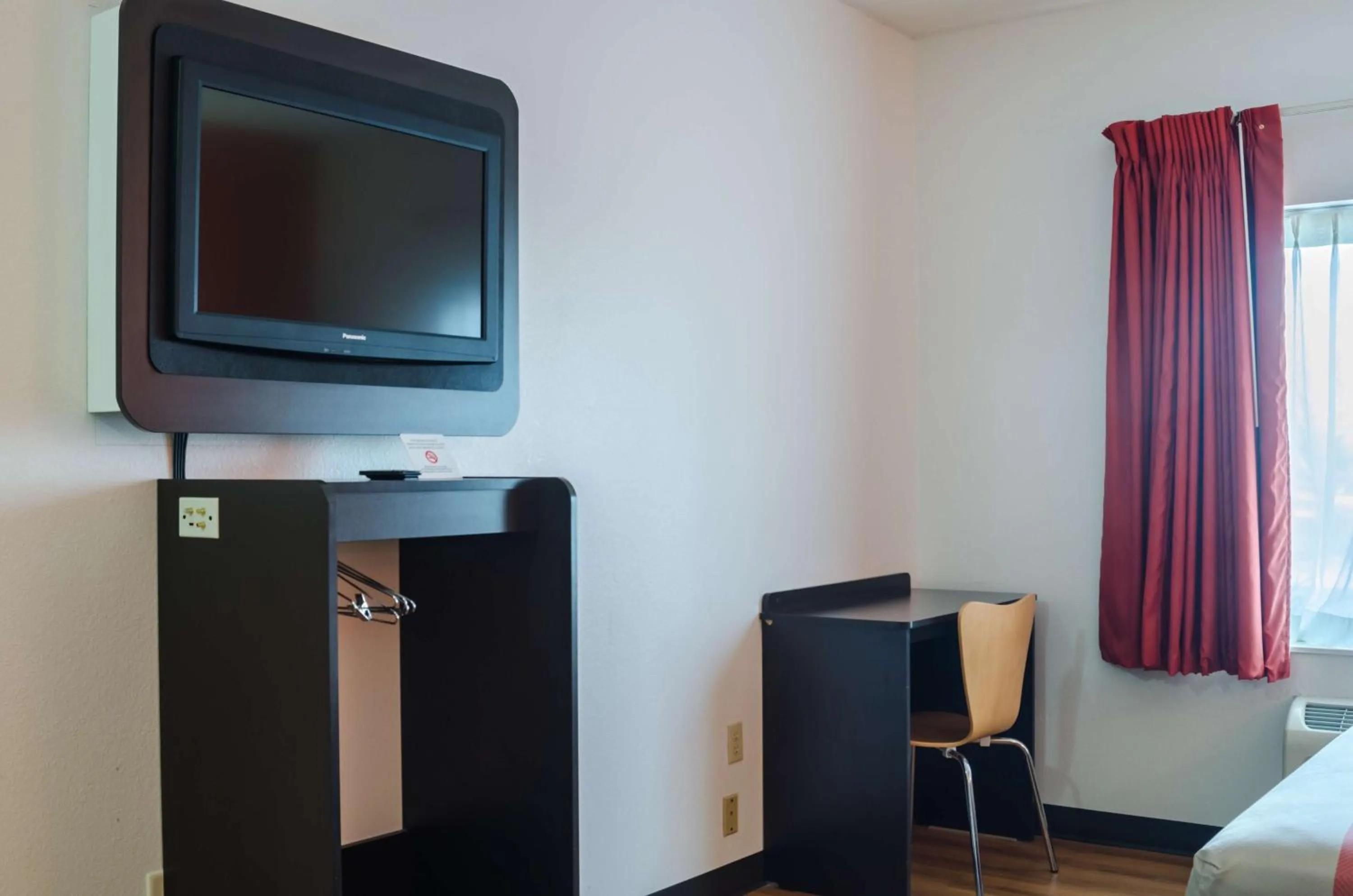 TV and multimedia in Motel 6-Lincoln, NE
