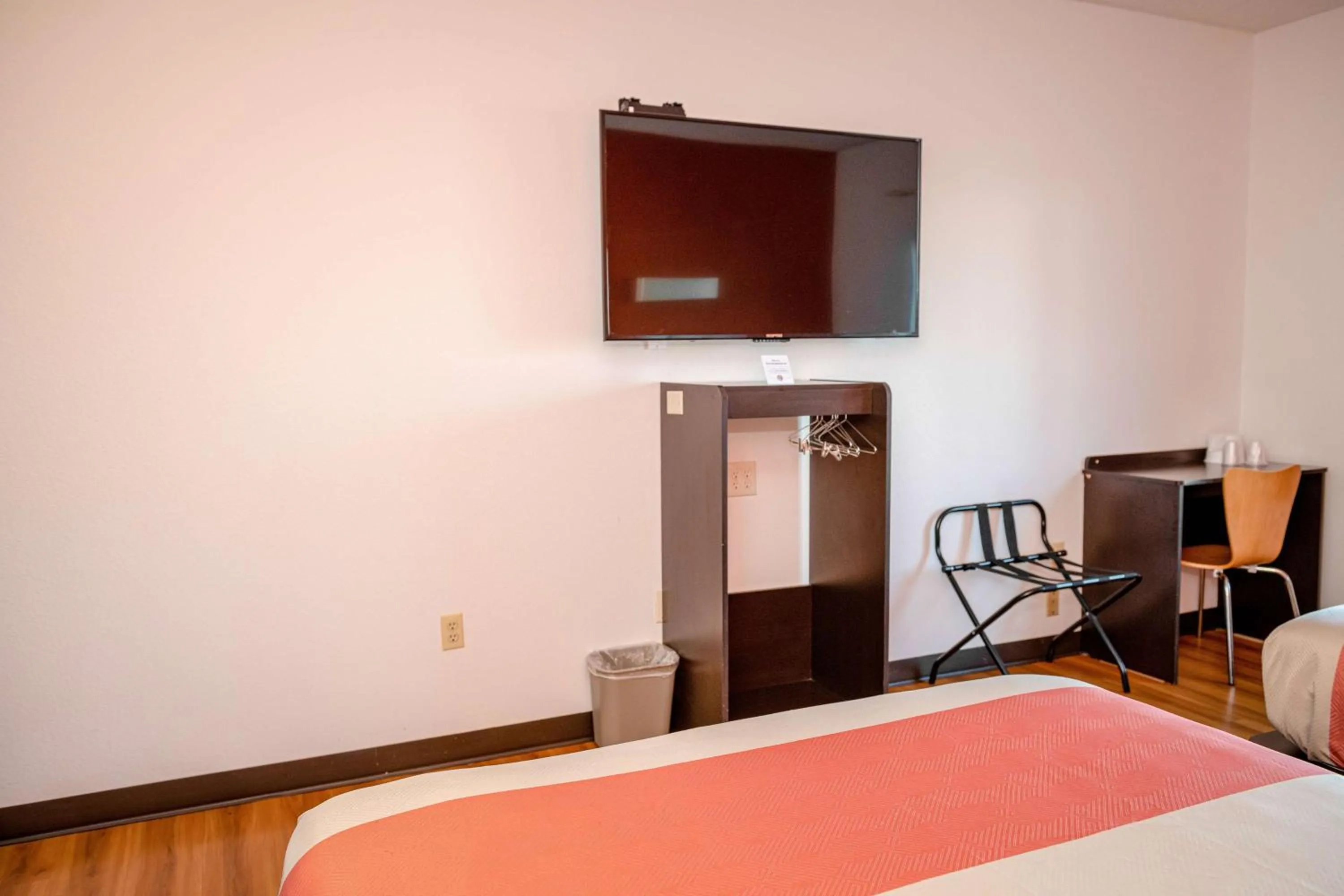 Photo of the whole room in Motel 6-Lincoln, NE