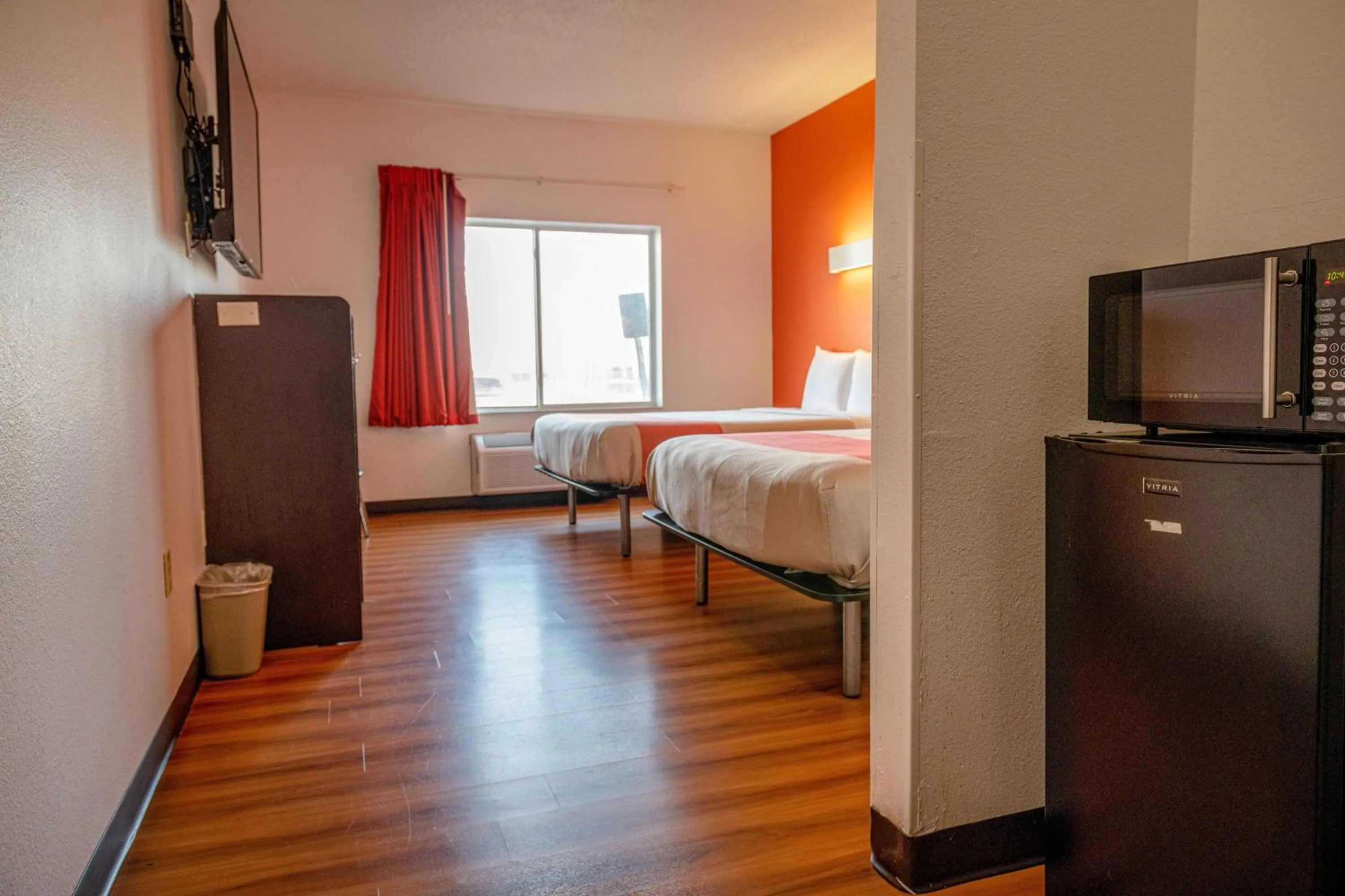 Photo of the whole room in Motel 6-Lincoln, NE