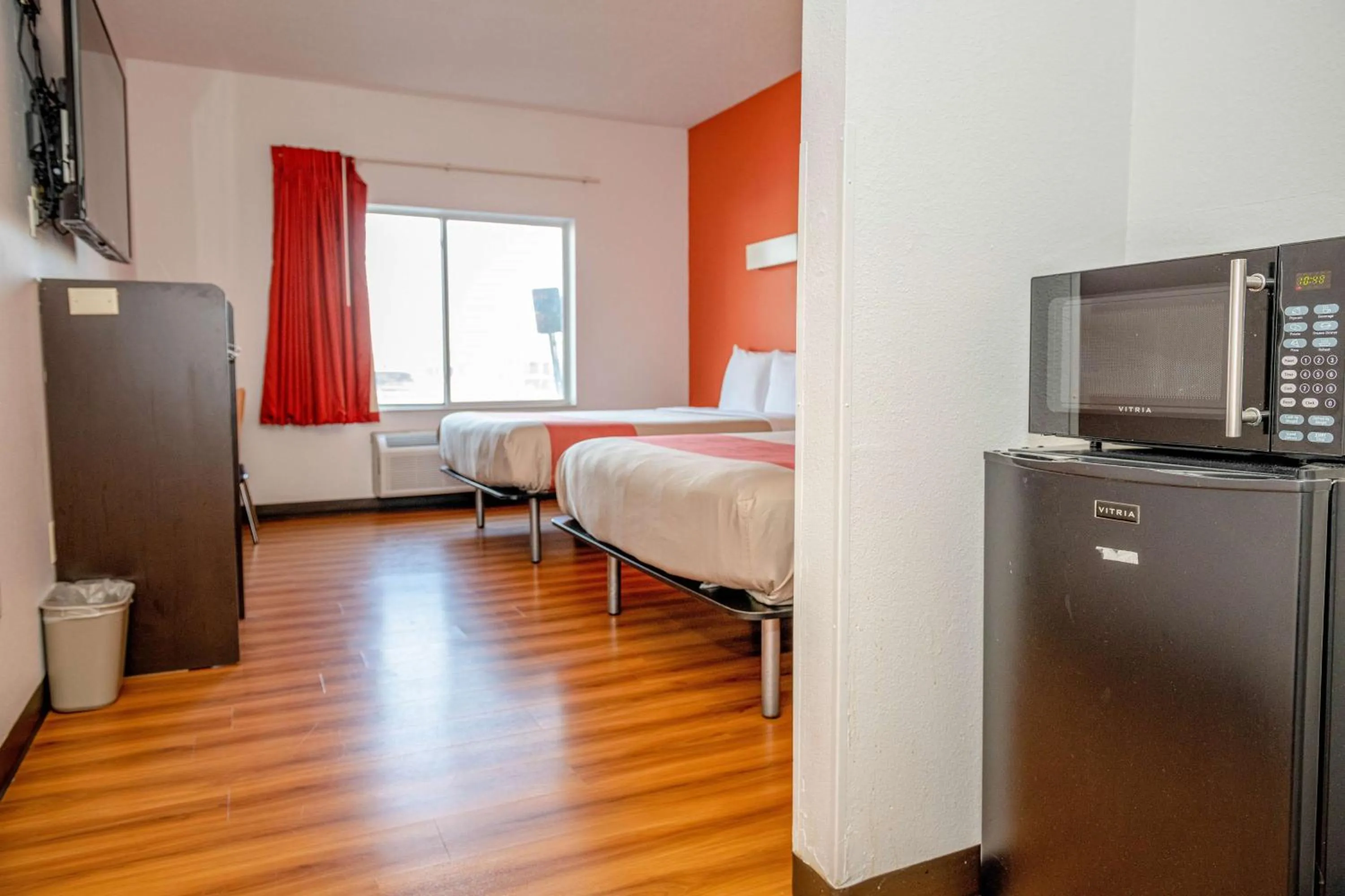 Photo of the whole room in Motel 6-Lincoln, NE