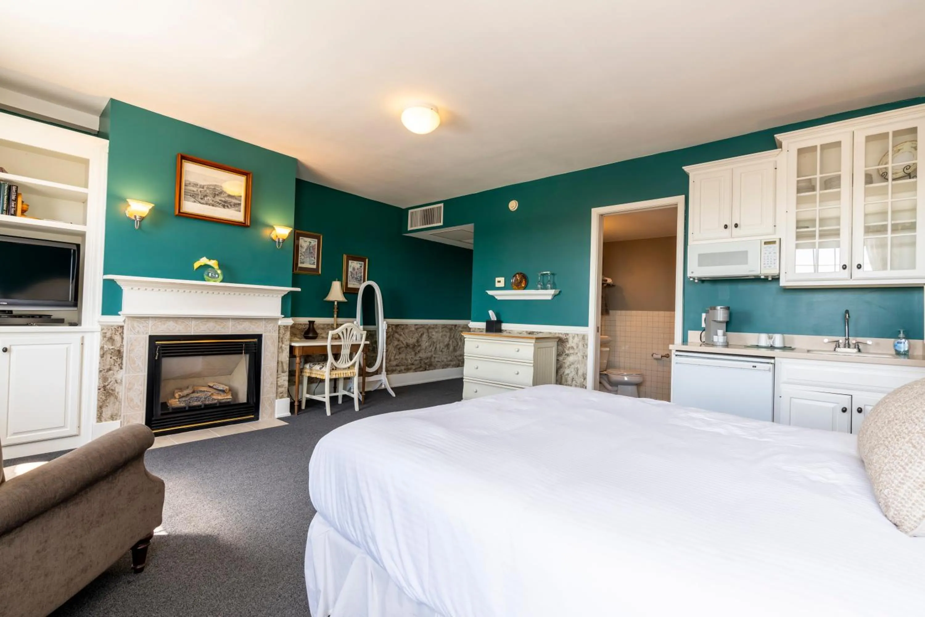 Photo of the whole room, Bed in Inn on Broadway