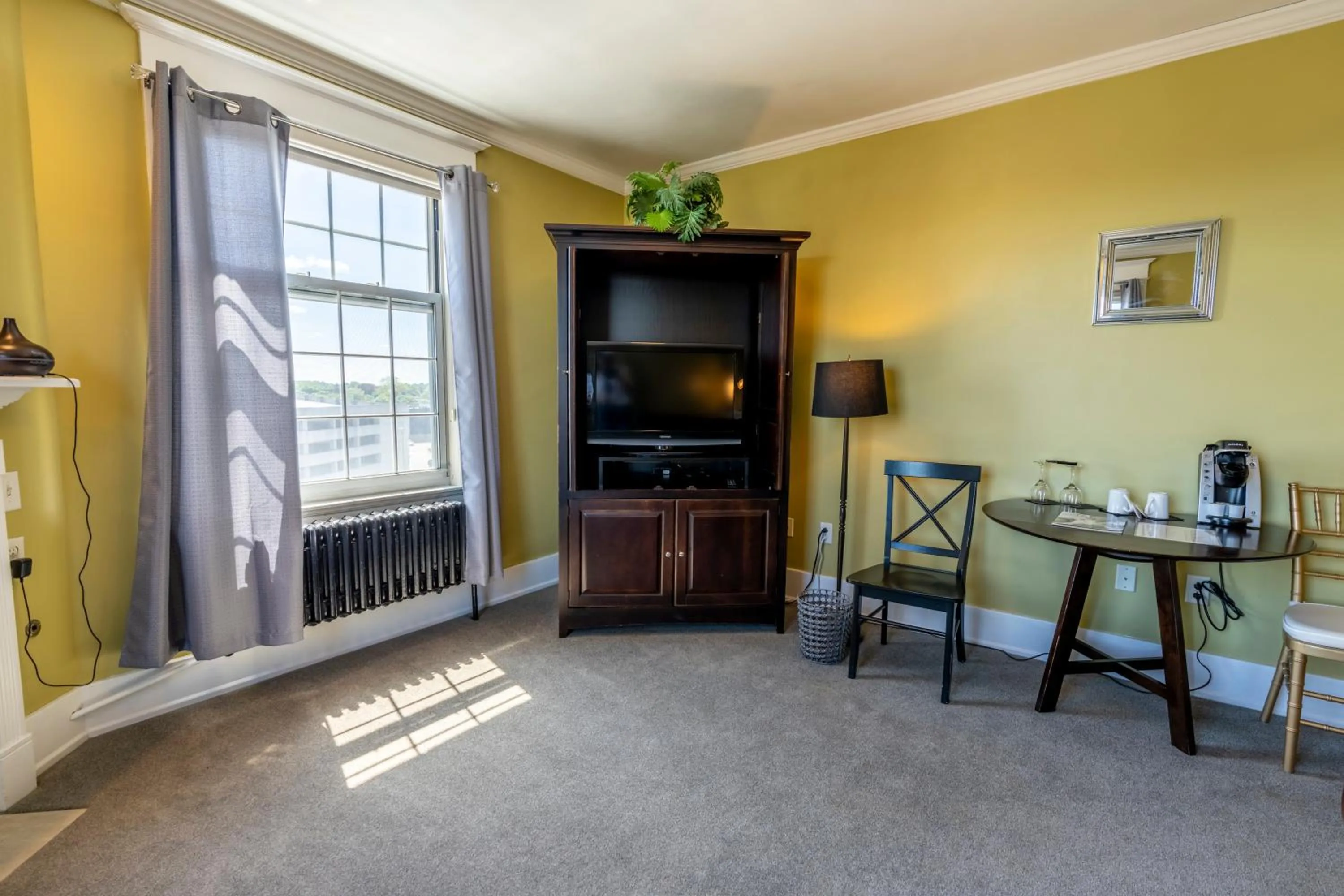 TV and multimedia in Inn on Broadway