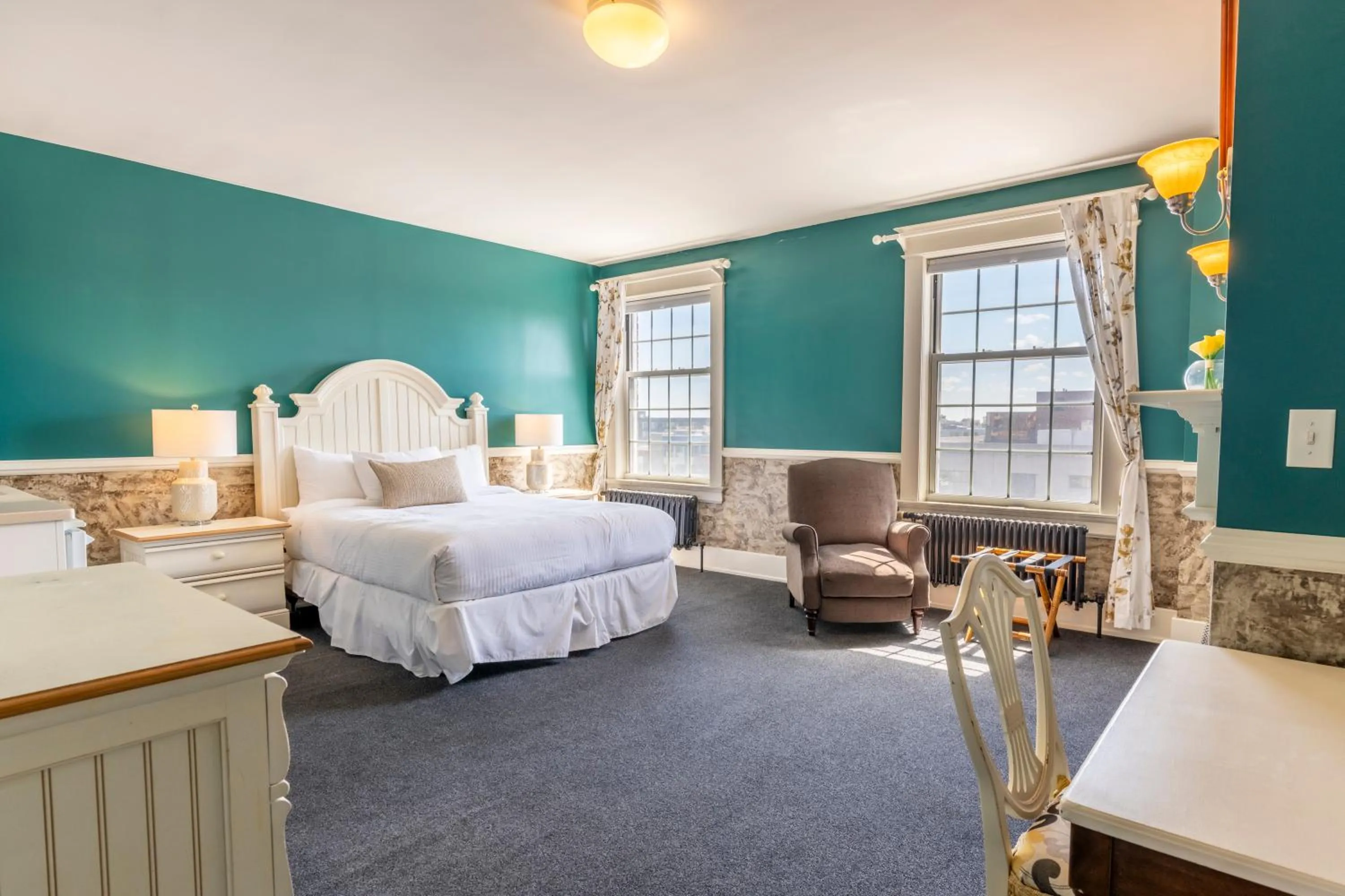 Photo of the whole room, Bed in Inn on Broadway