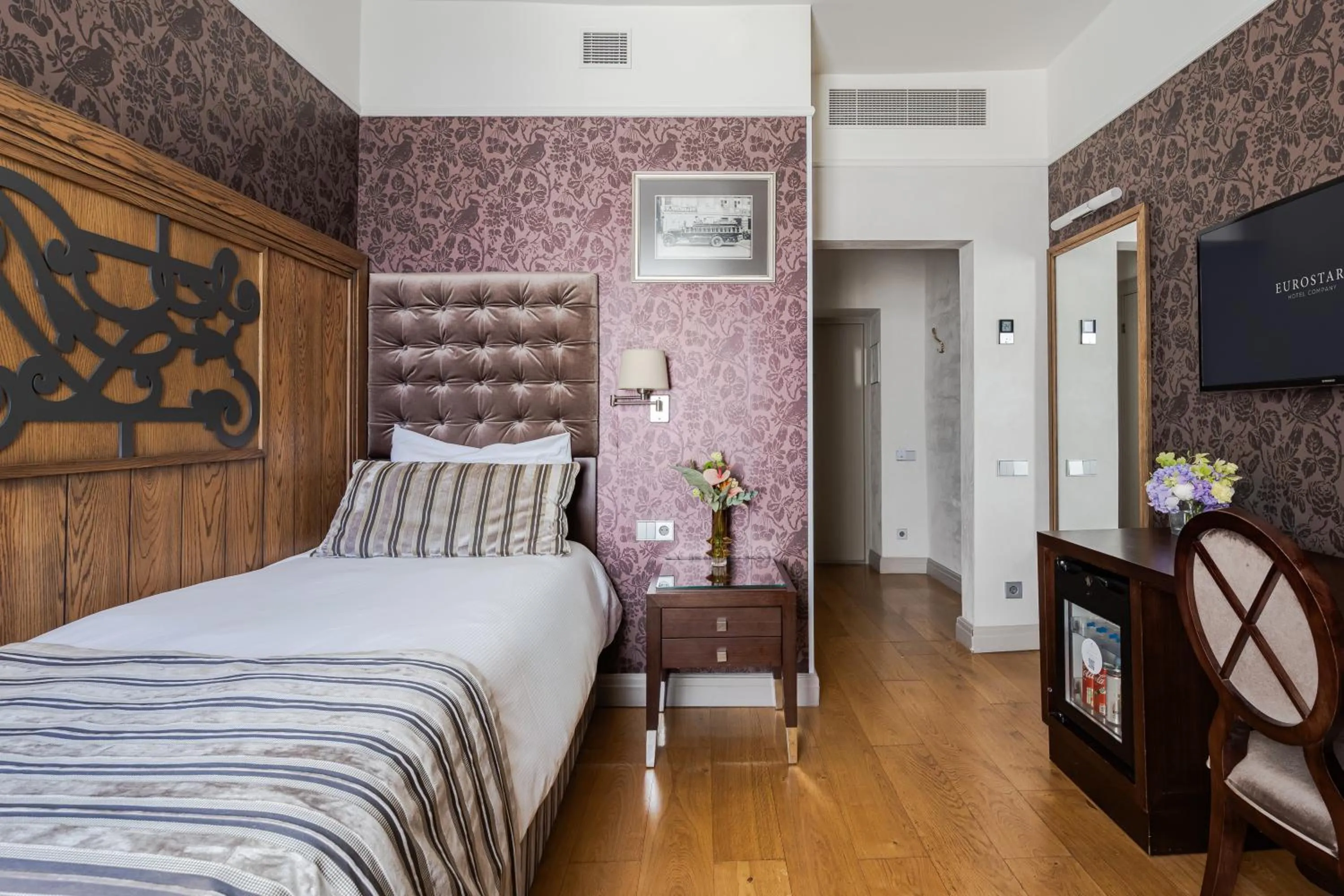 Photo of the whole room, Bed in Eurostars Metropole