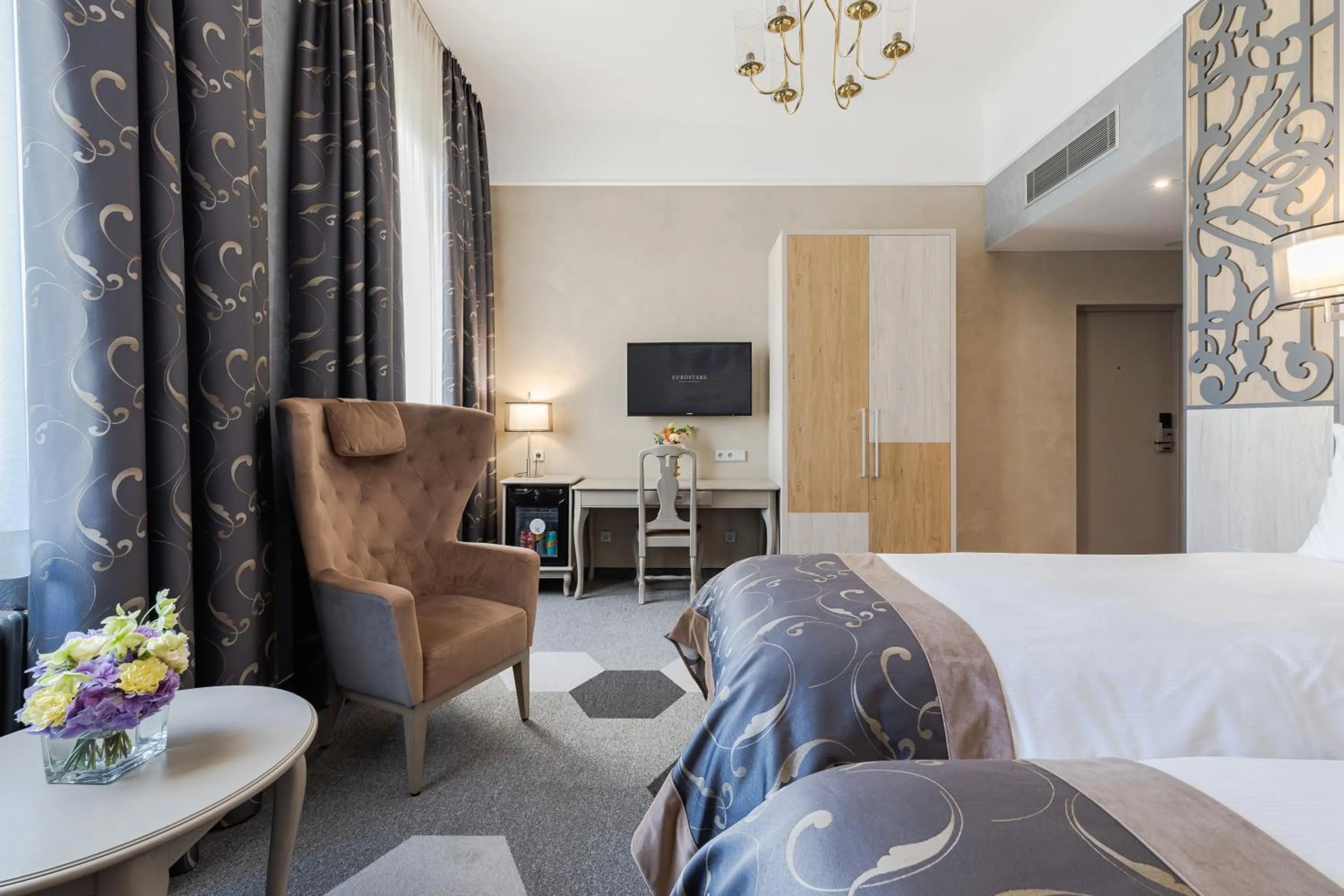 Photo of the whole room, Bed in Eurostars Metropole