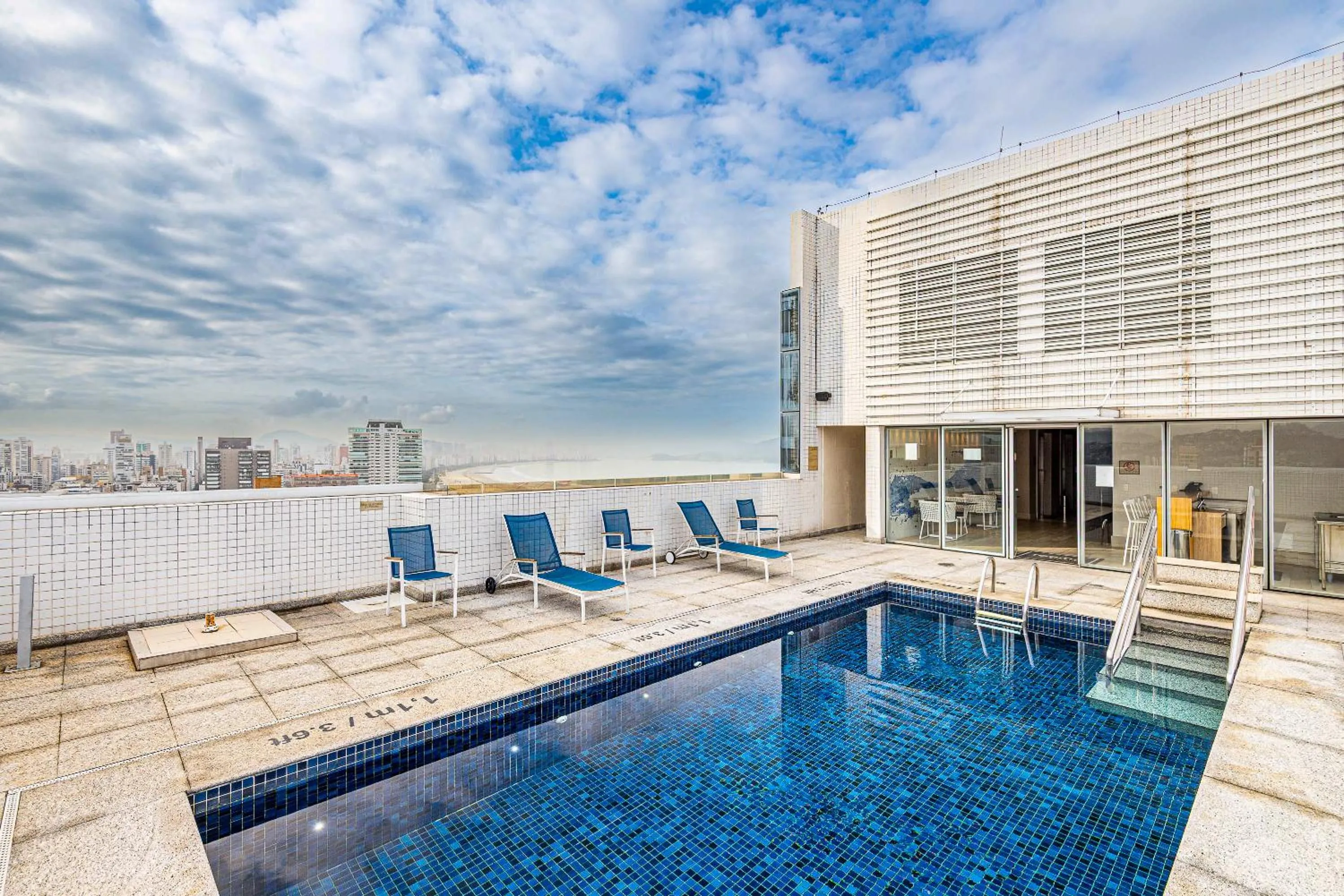 Pool view in Roomo Transamerica Santos Gonzaga