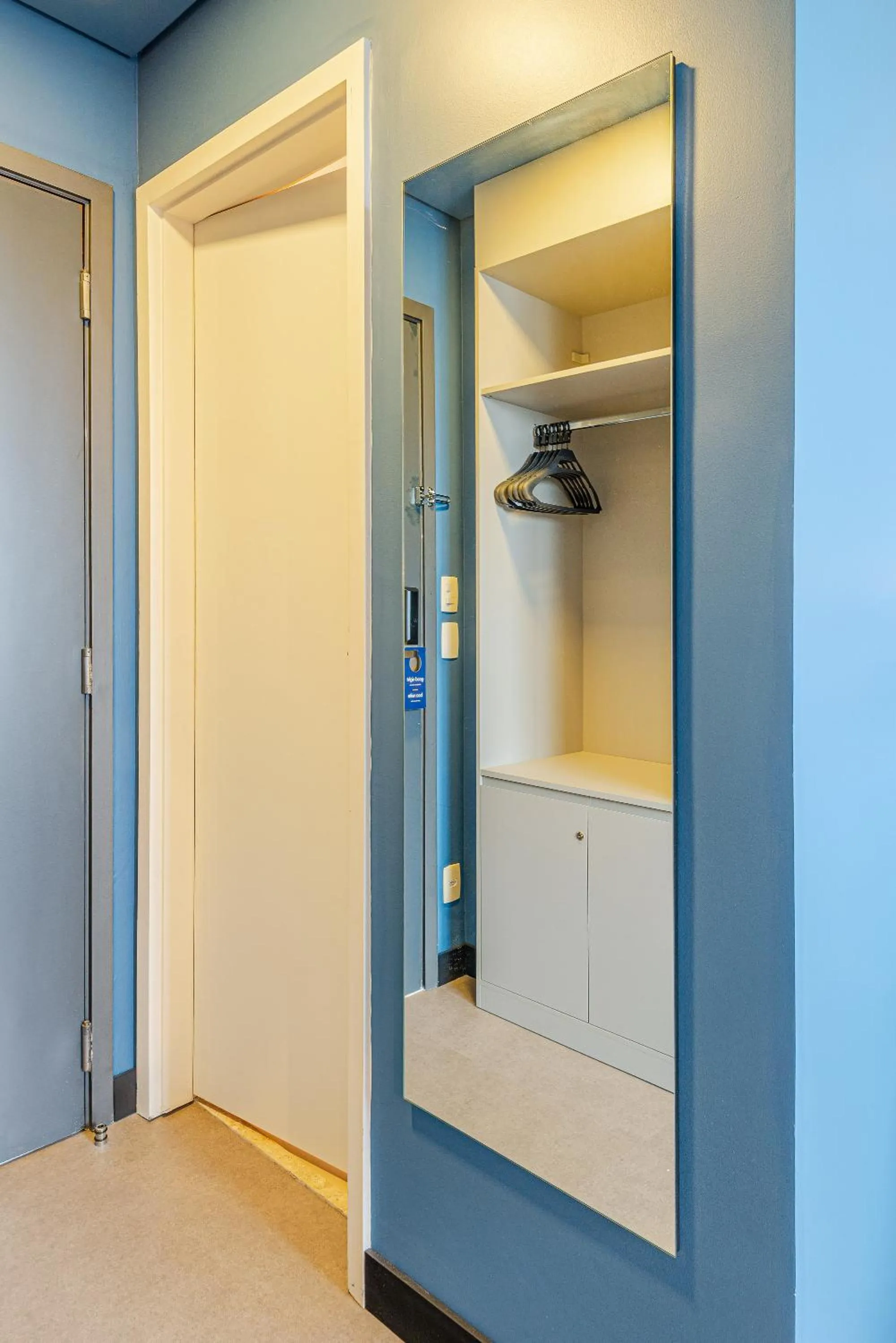 wardrobe in Roomo Transamerica Santos Gonzaga