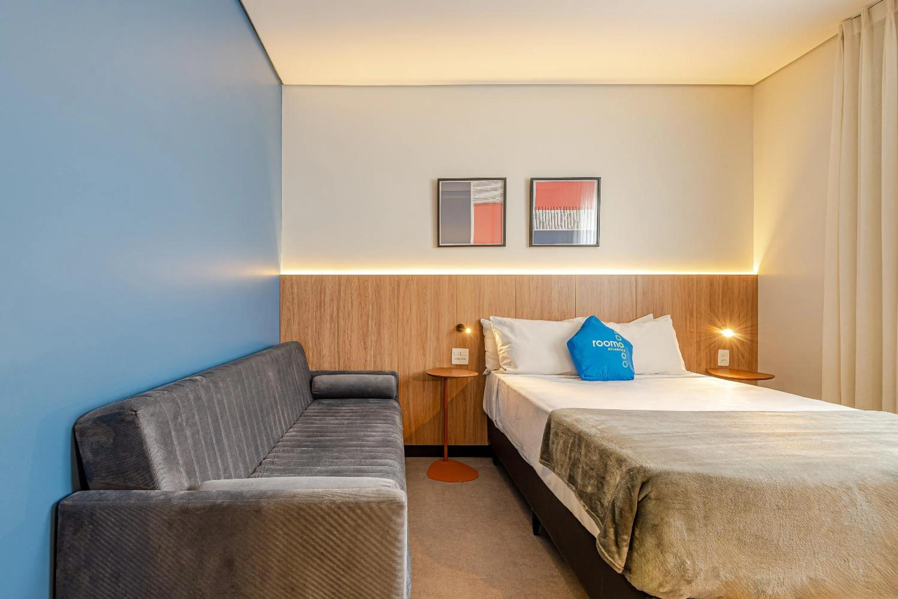 Seating area, Bed in Roomo Transamerica Santos Gonzaga