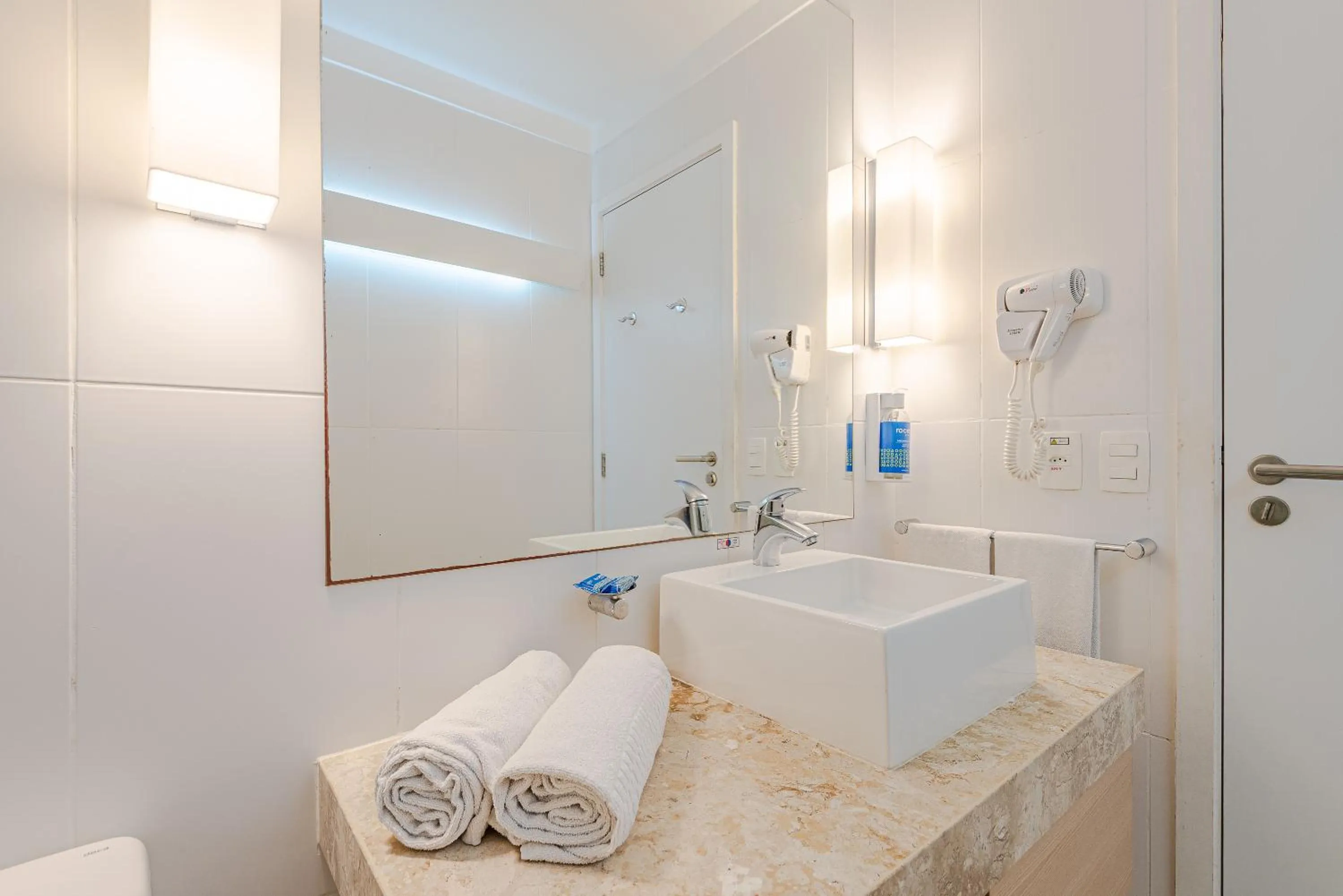 Bathroom in Roomo Transamerica Santos Gonzaga