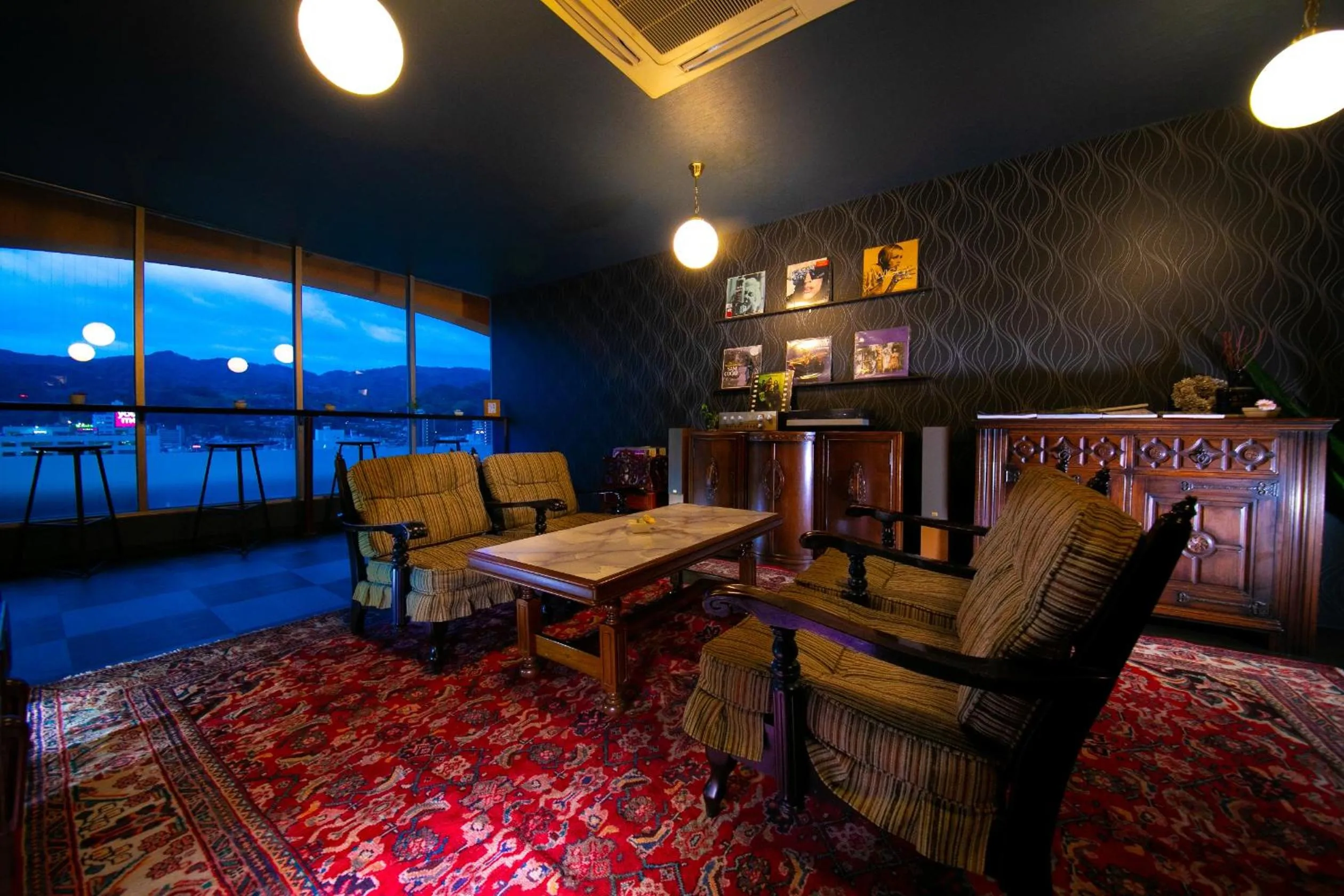 Communal lounge/ TV room in Hotel Aile