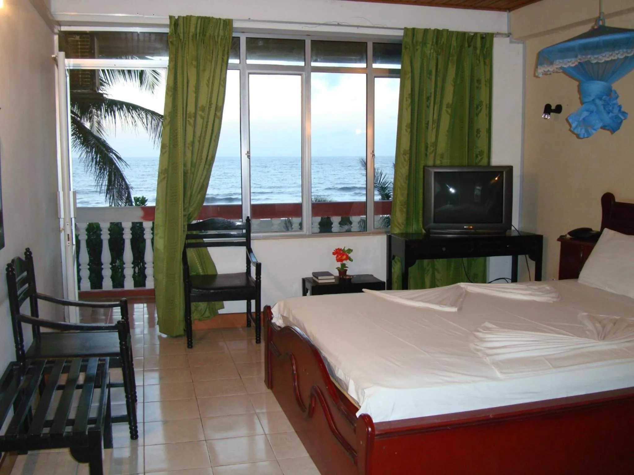 Photo of the whole room, Bed in Topaz Beach Hotel