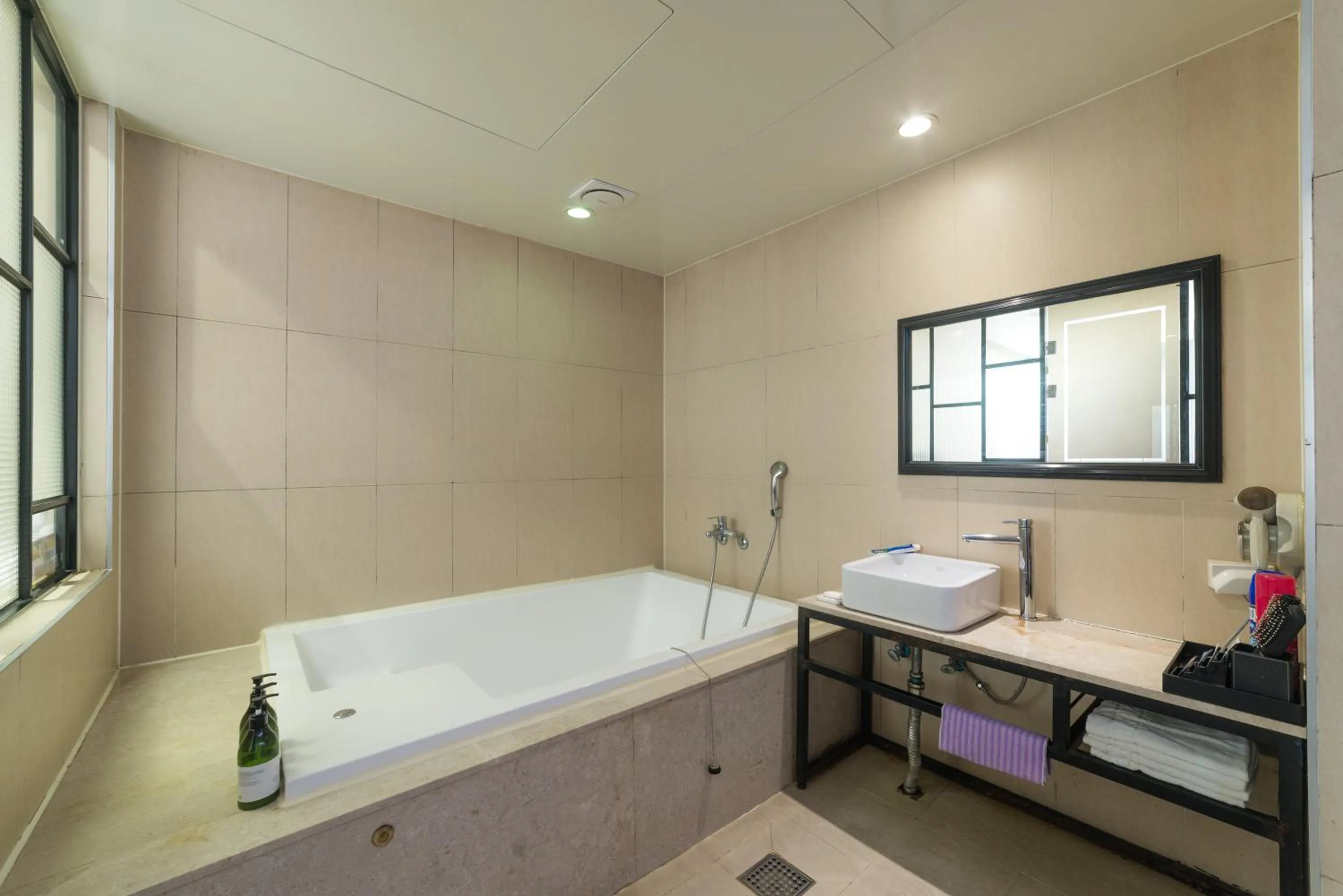 Hot Tub in 2 Heaven Hotel Songdo