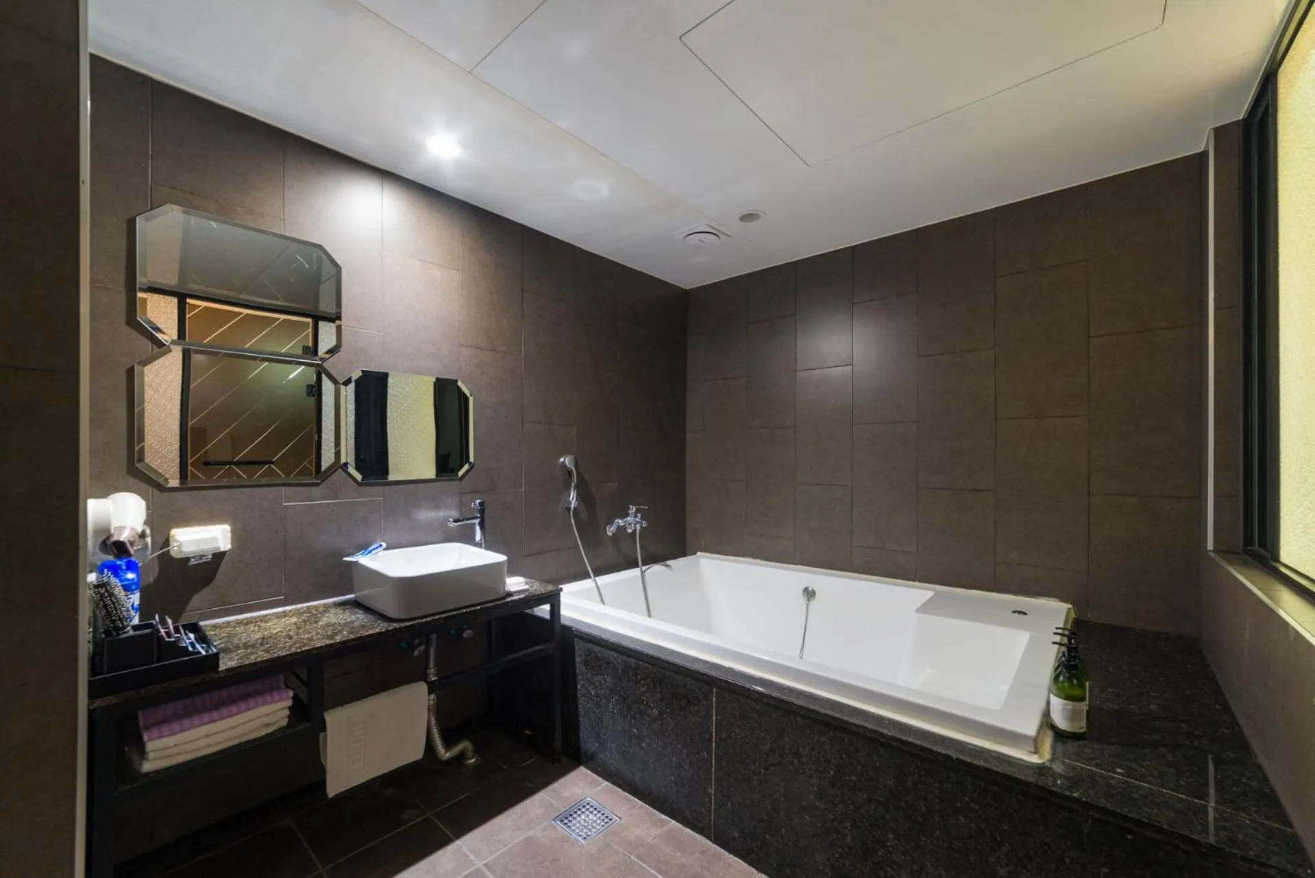 Hot Tub in 2 Heaven Hotel Songdo