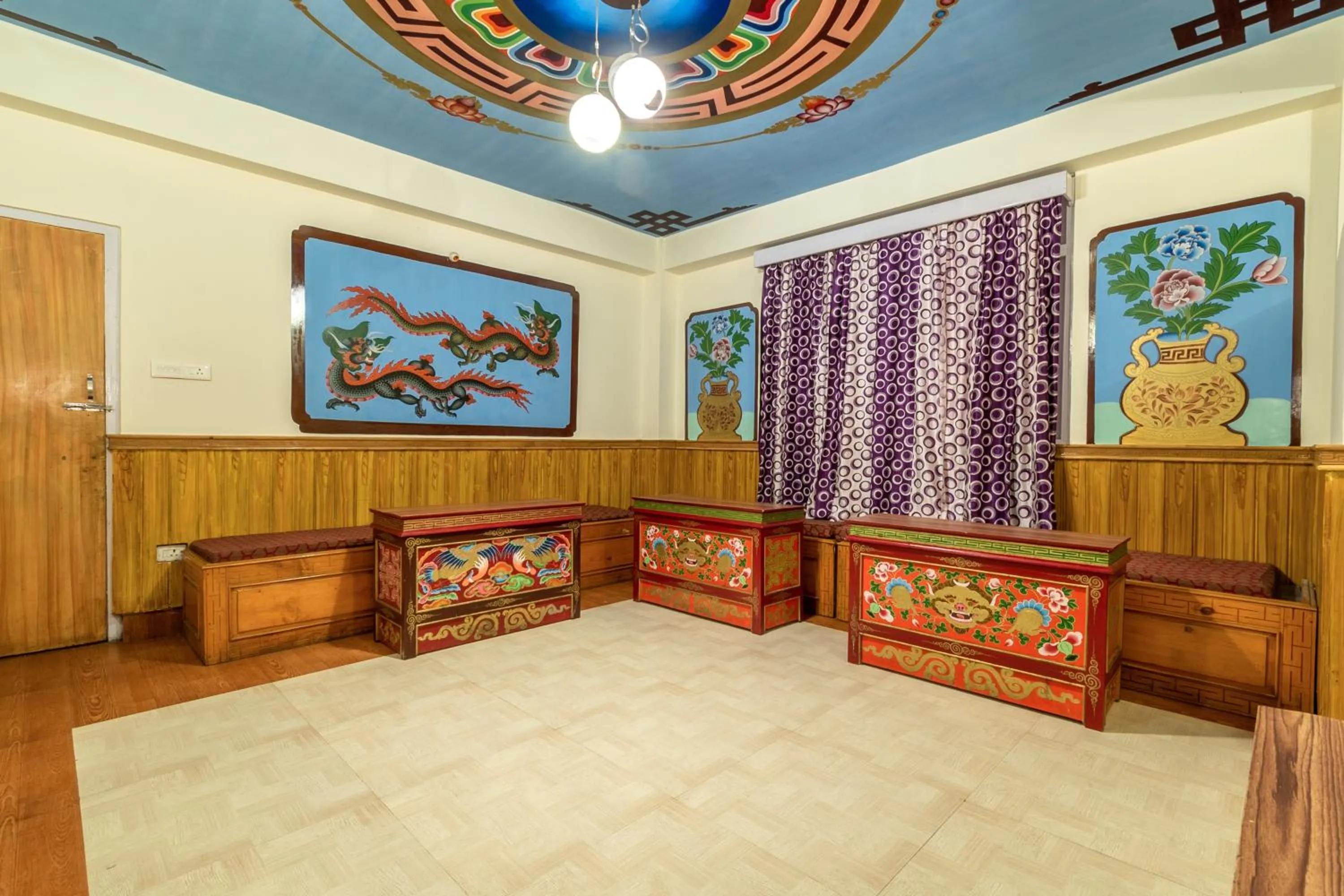 Dining area, Bed in Magellan's The Grand Lachen