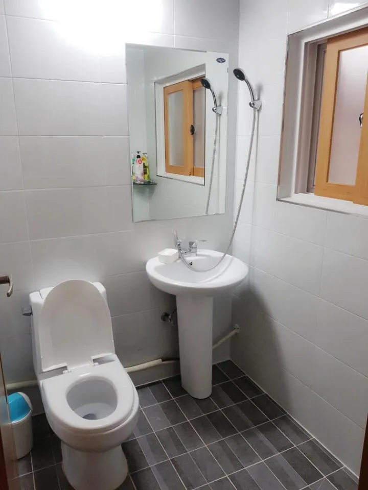 Bathroom in 경주 란 한옥 GyeongJu Ran Han-ok