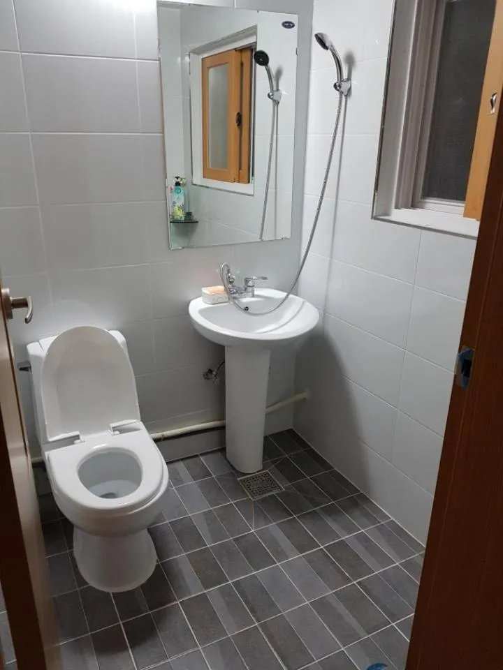 Bathroom in 경주 란 한옥 GyeongJu Ran Han-ok