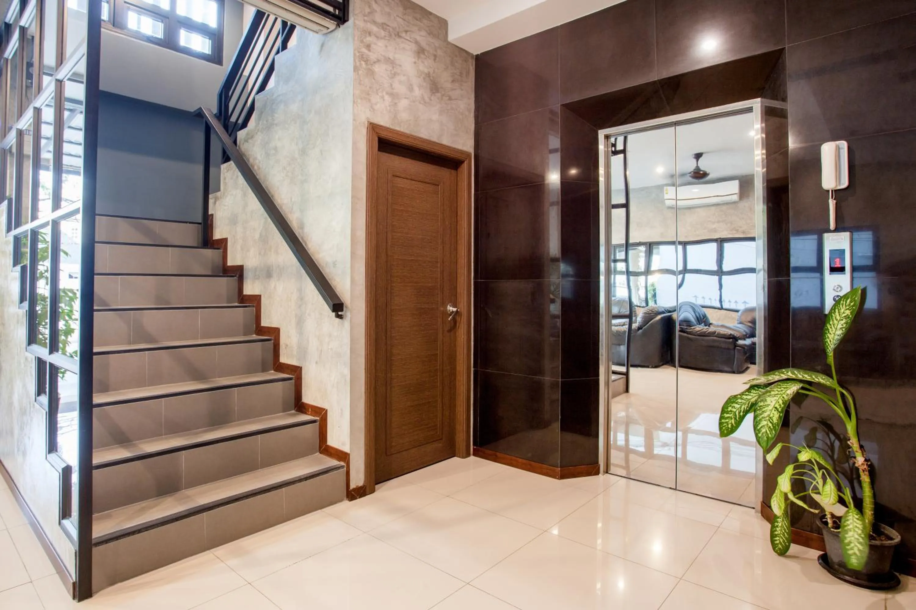 elevator in Ritsurin Boutique Hotel - โรงแรมริทสุริน บูติค