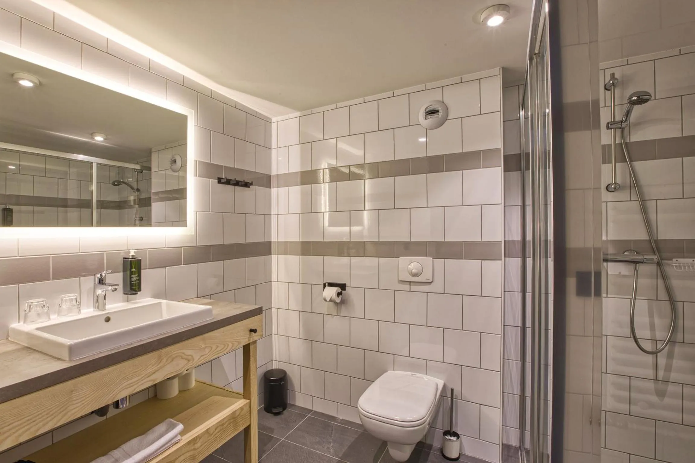 Shower in Pointe Isabelle