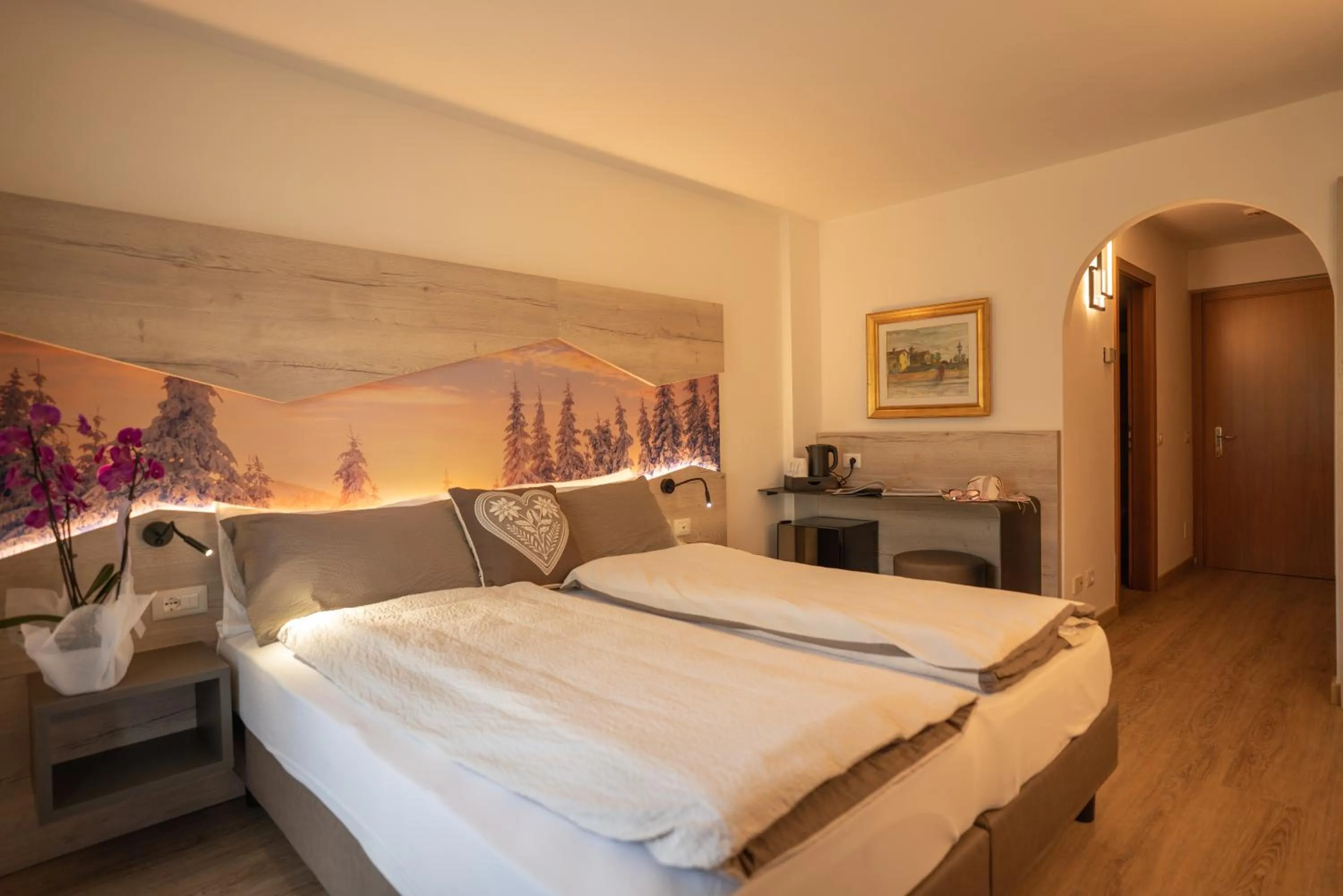 Bedroom, Bed in Hotel Alpen