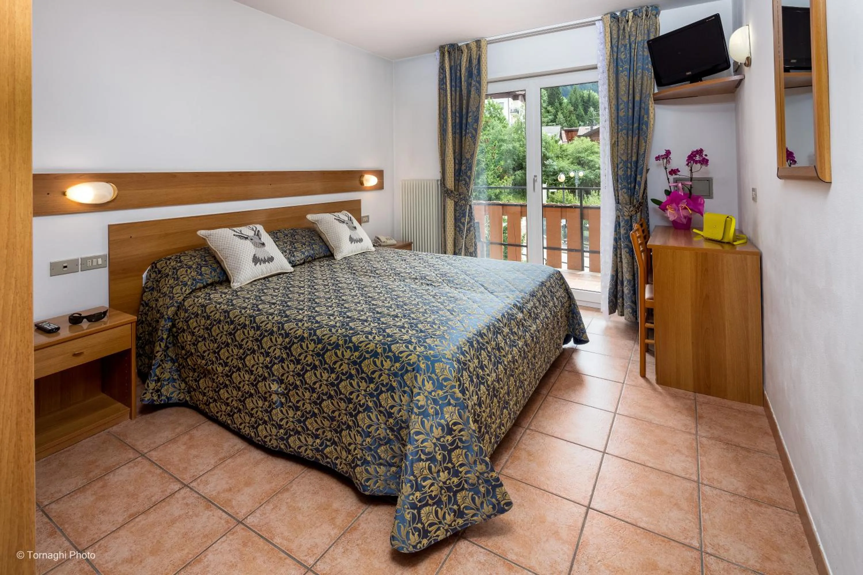 Bedroom, Bed in Hotel Alpen