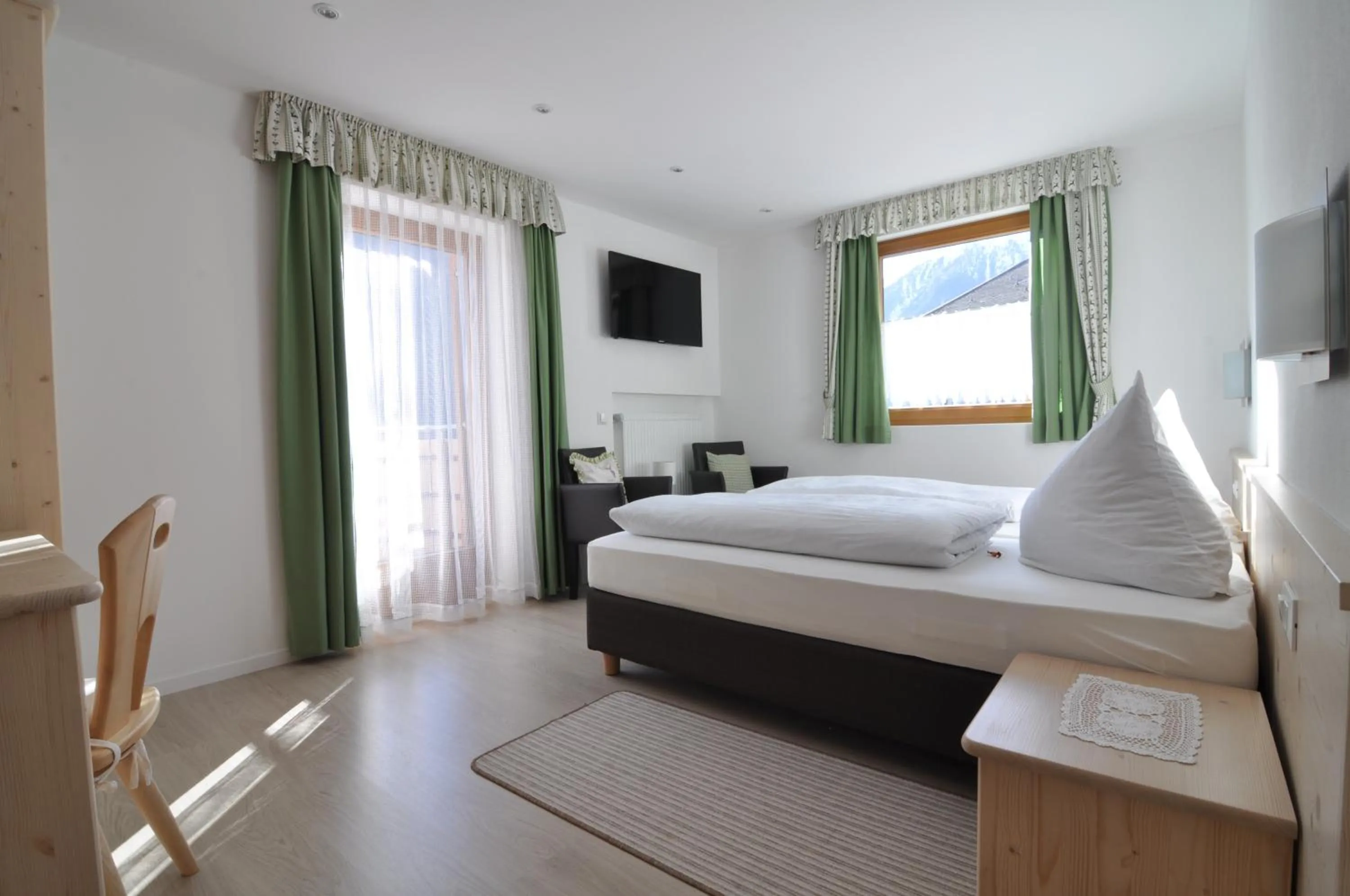 Photo of the whole room, Bed in Hotel Traube - Stelvio