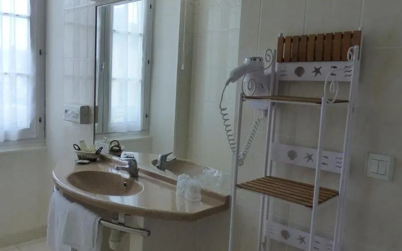 Bathroom in Logis Au Grand Hotel et son restaurant