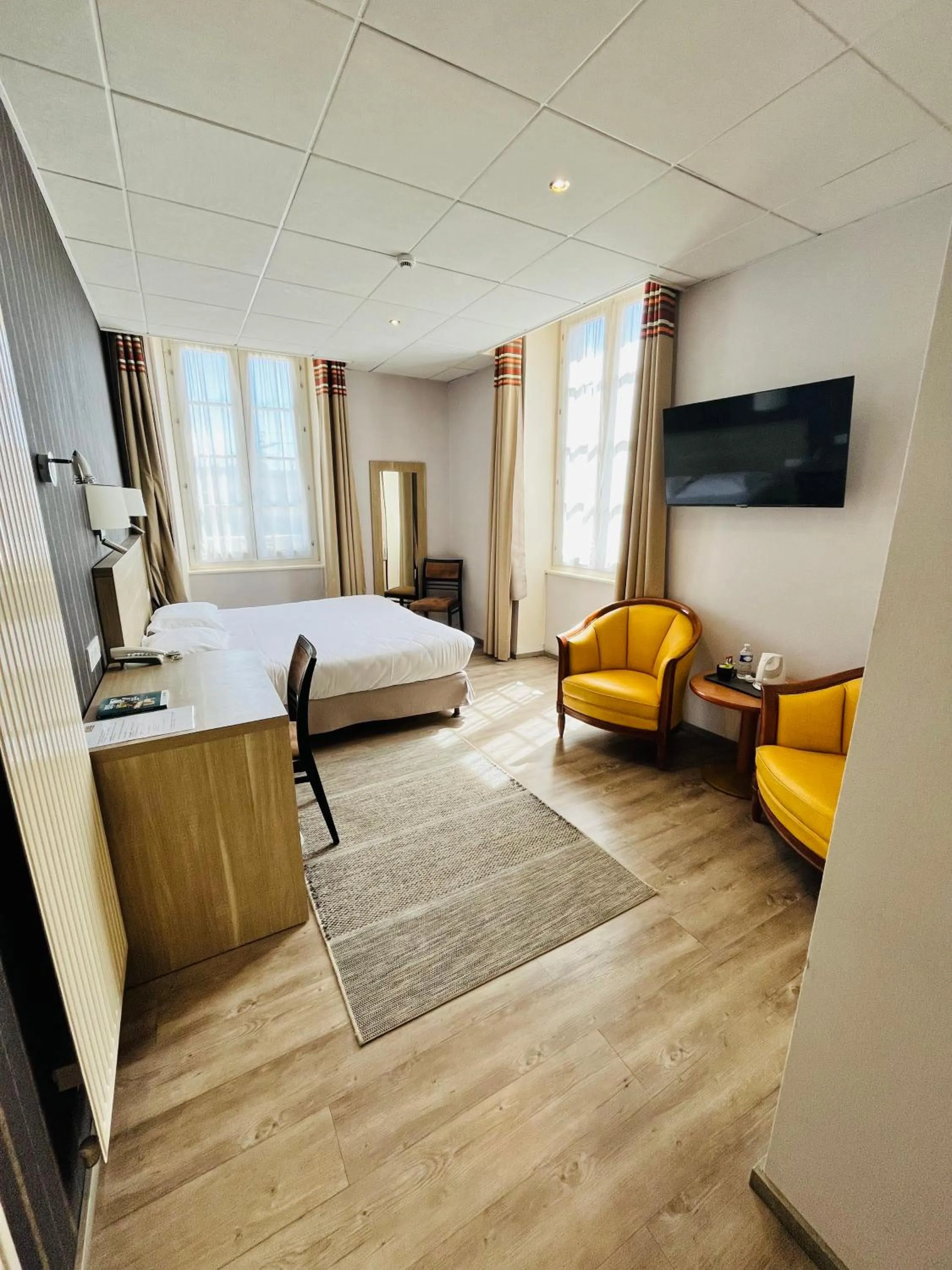 Bed in Logis Au Grand Hotel et son restaurant