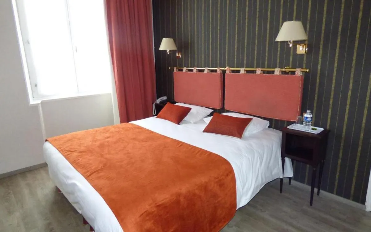 Bedroom, Bed in Logis Au Grand Hotel et son restaurant
