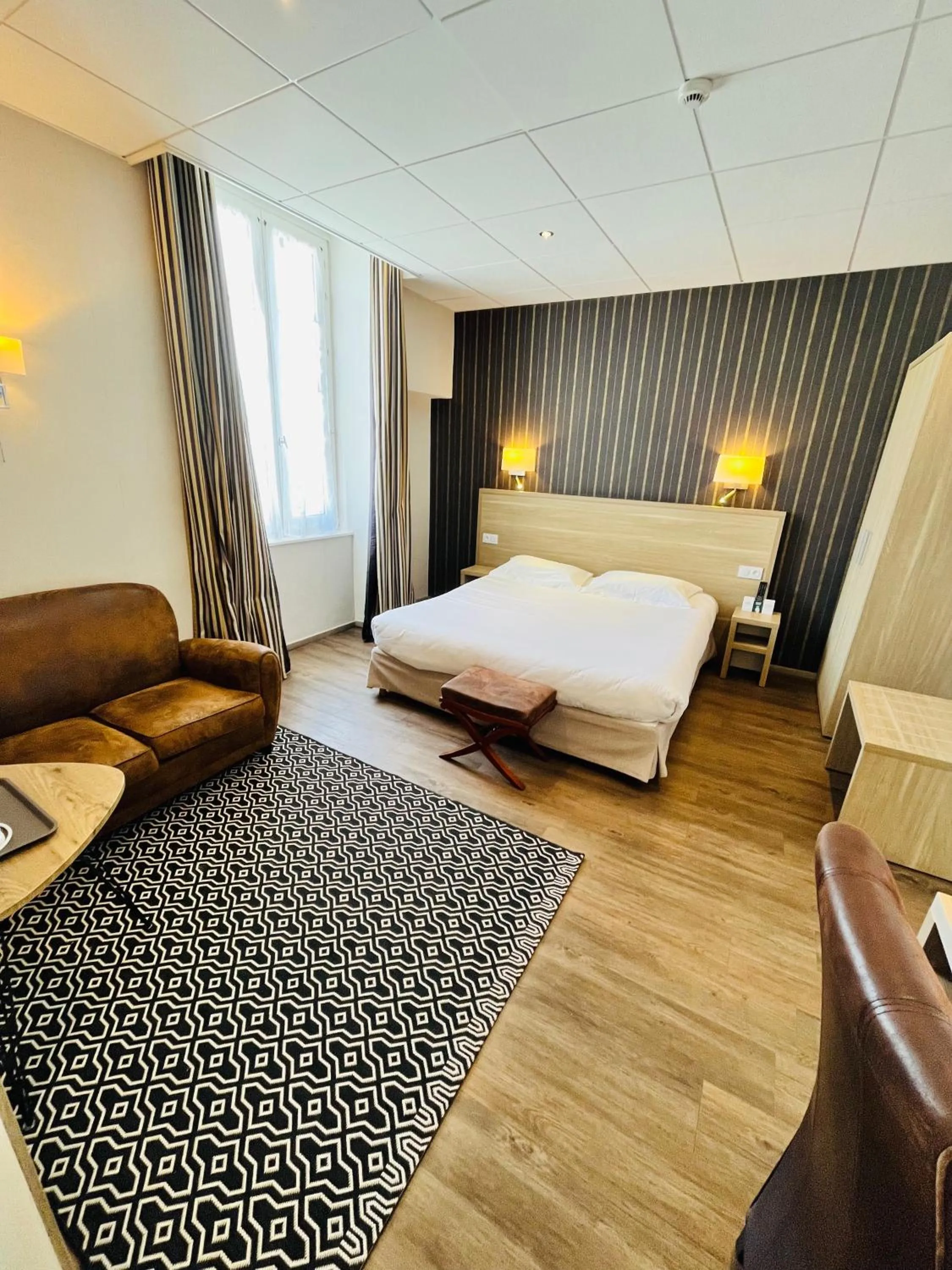 Bed in Logis Au Grand Hotel et son restaurant