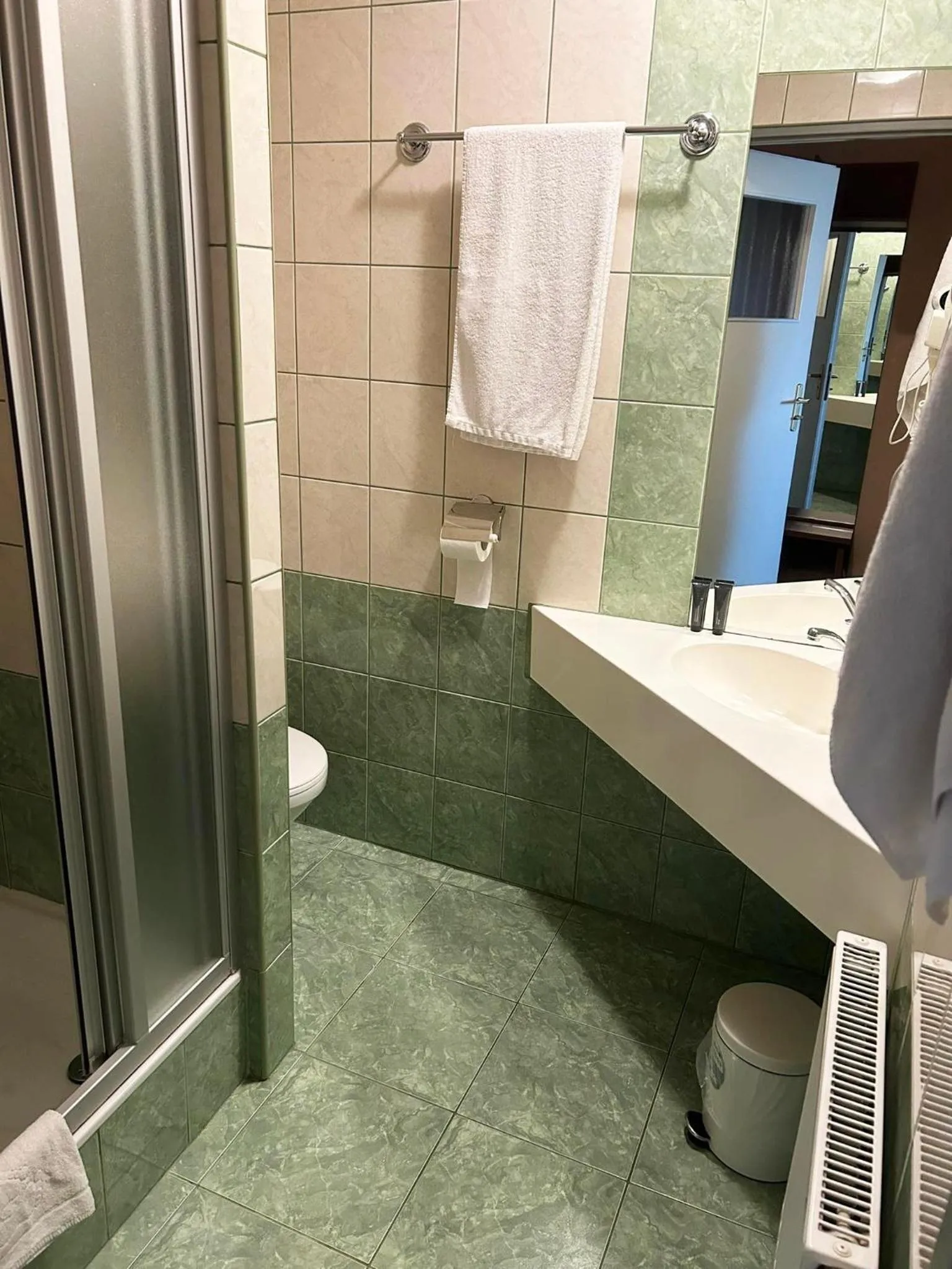 Shower in Hotel TIREST