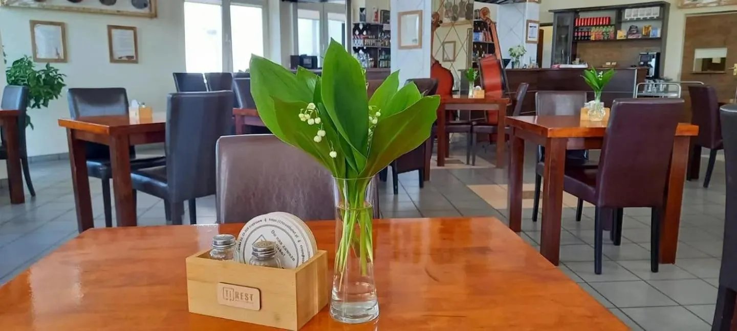 Restaurant/places to eat in Hotel TIREST