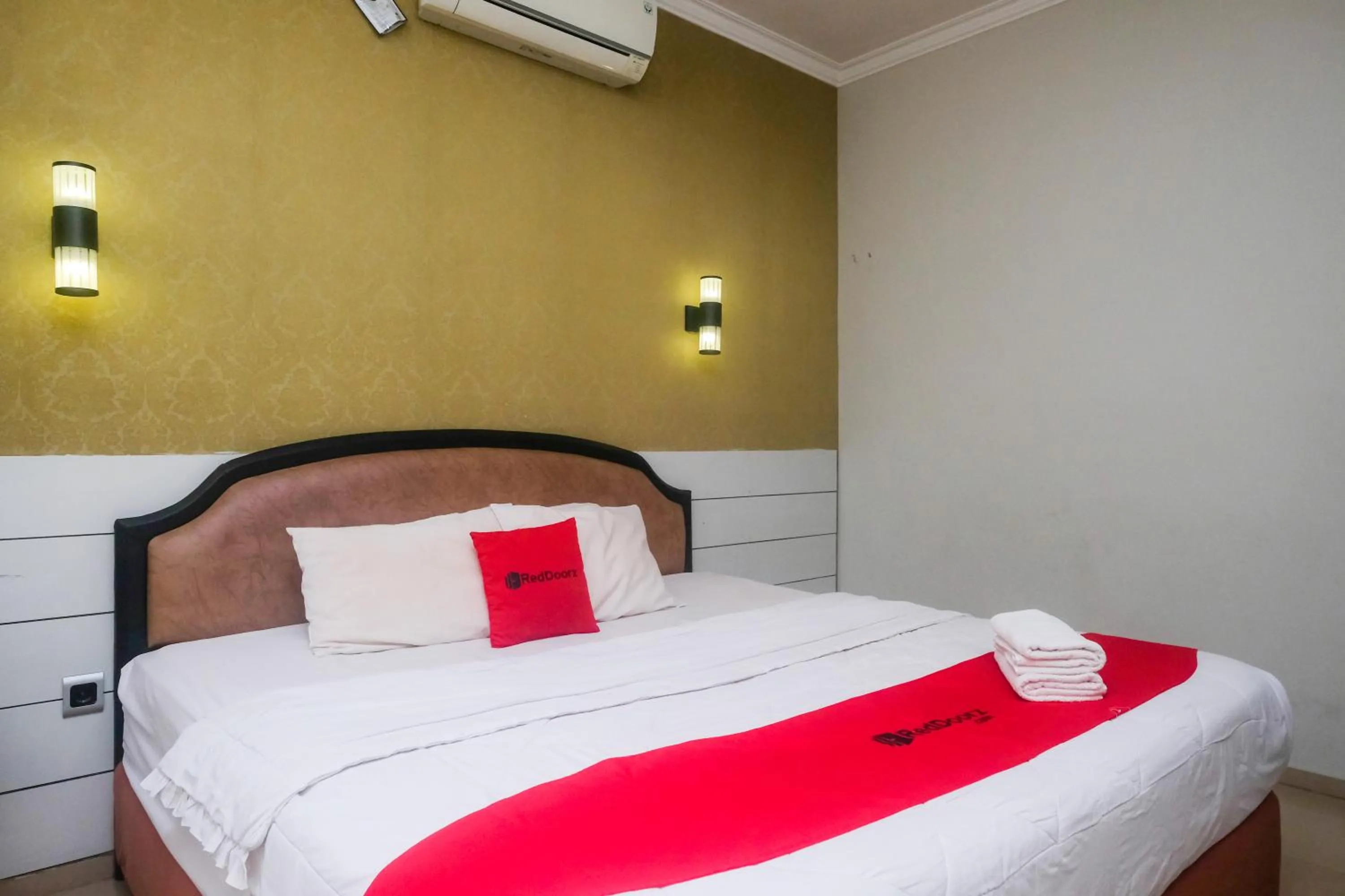 Bedroom, Bed in RedDoorz Plus near Adisucipto Airport 2