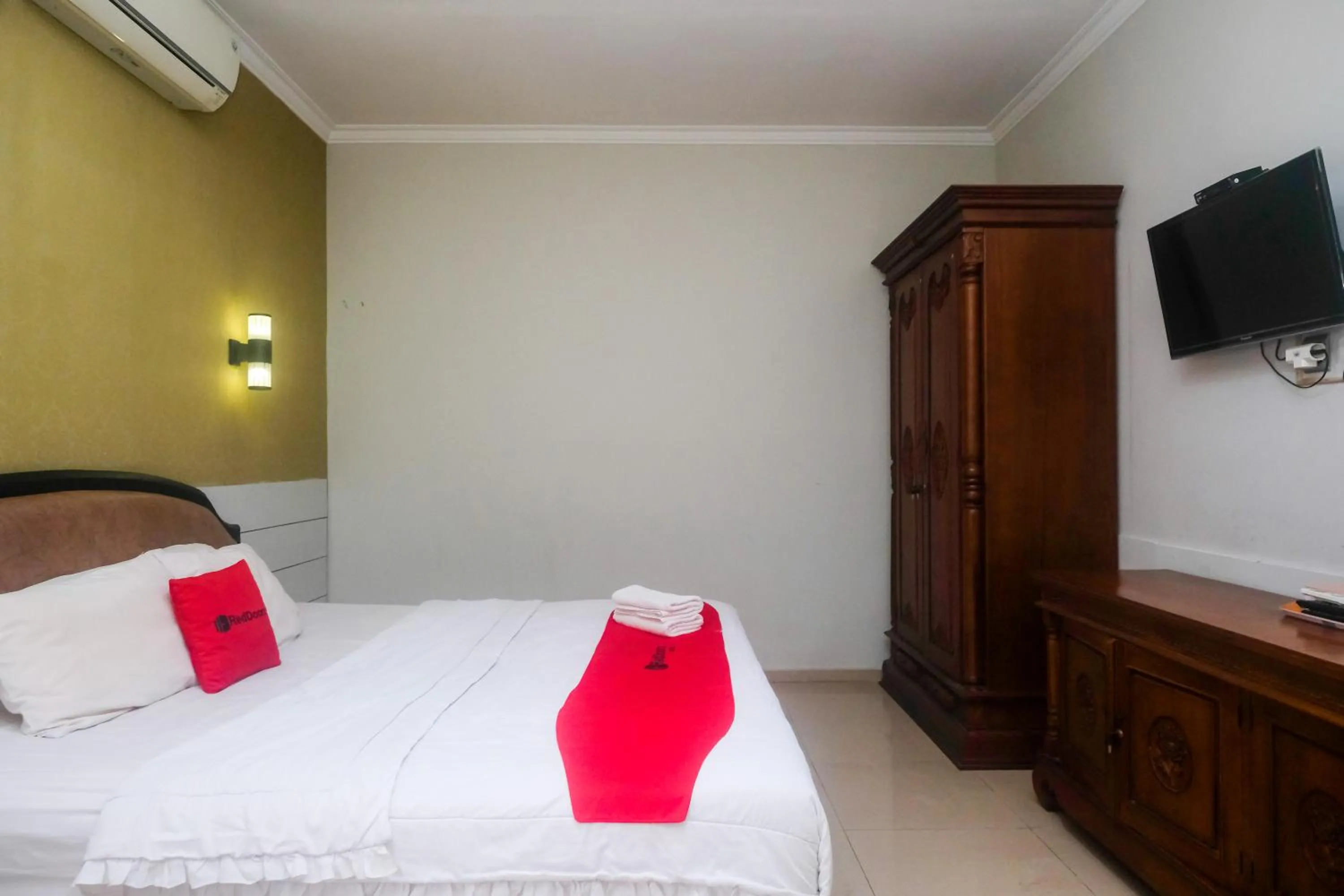 Bedroom, Bed in RedDoorz Plus near Adisucipto Airport 2