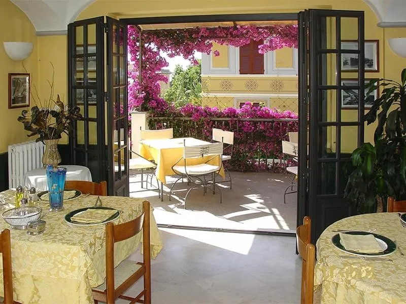 Restaurant/places to eat in Hotel Miranda