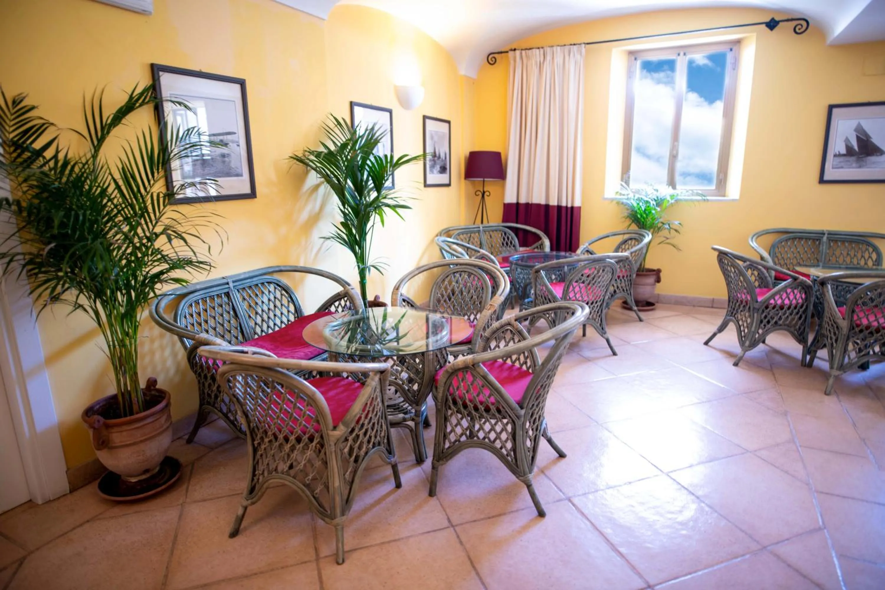 Communal lounge/ TV room in Hotel Miranda