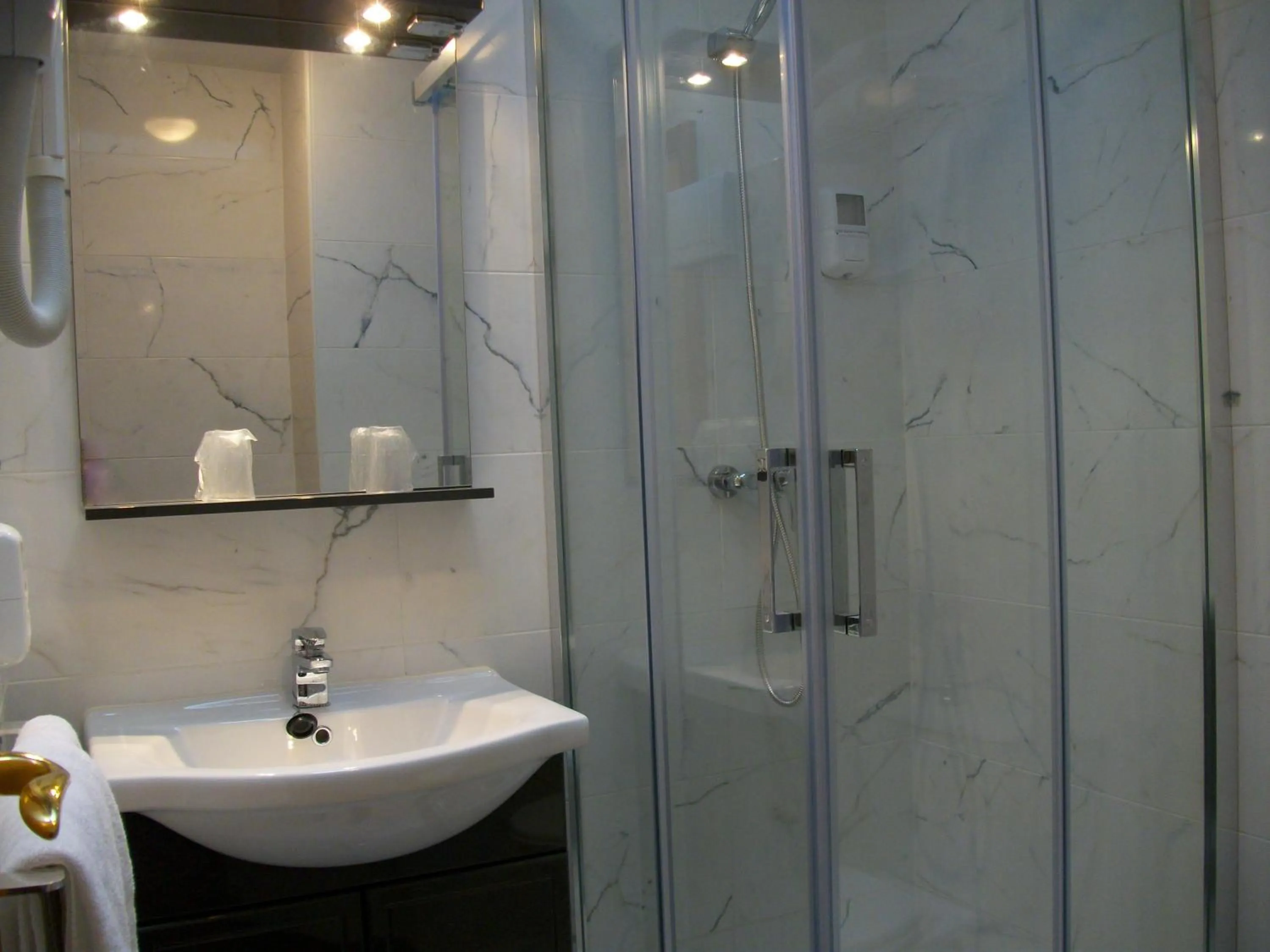 Bathroom in Logis Hotel & Restaurant Bergeret Sport