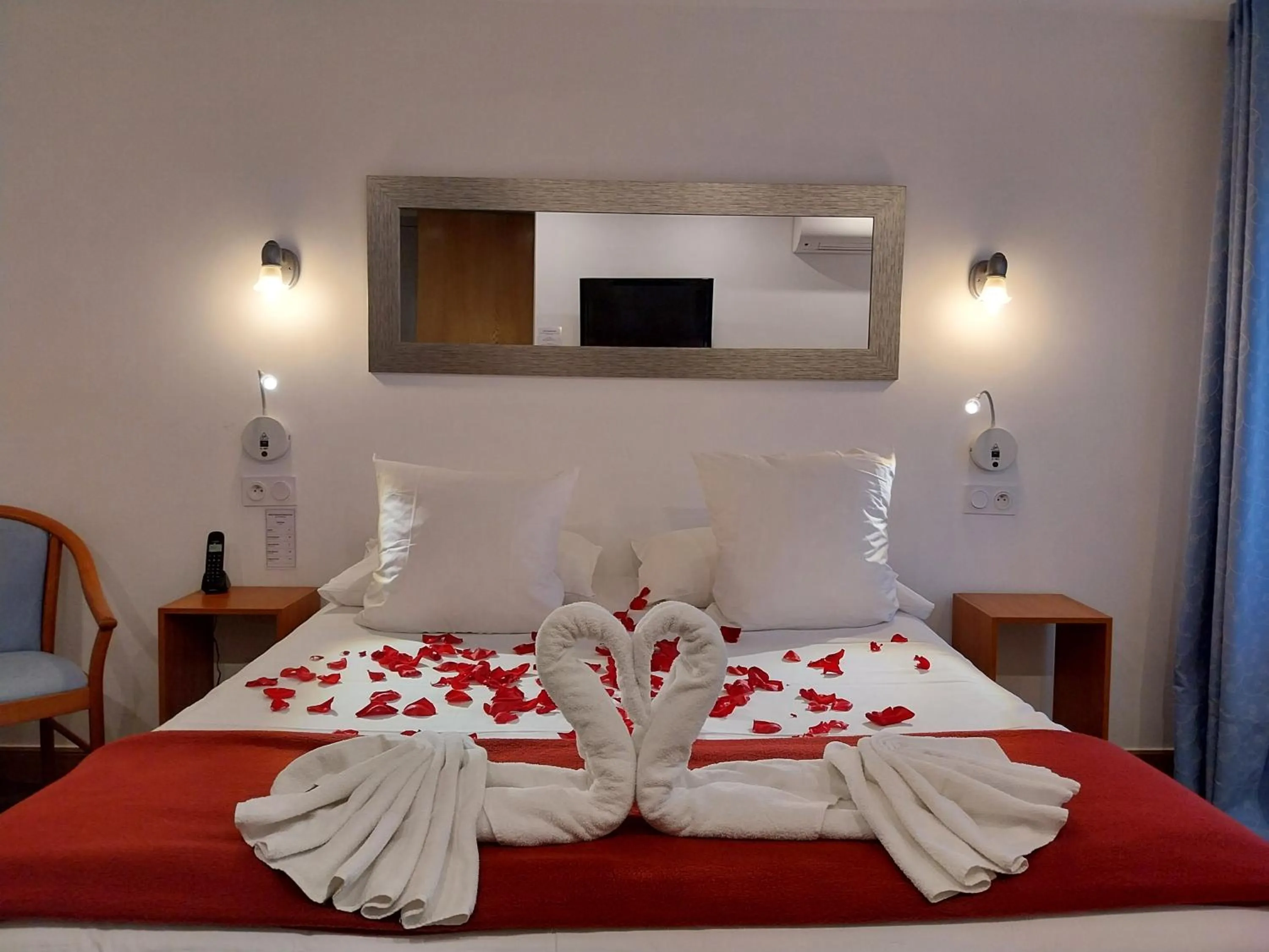 Bed in Logis Hotel & Restaurant Bergeret Sport