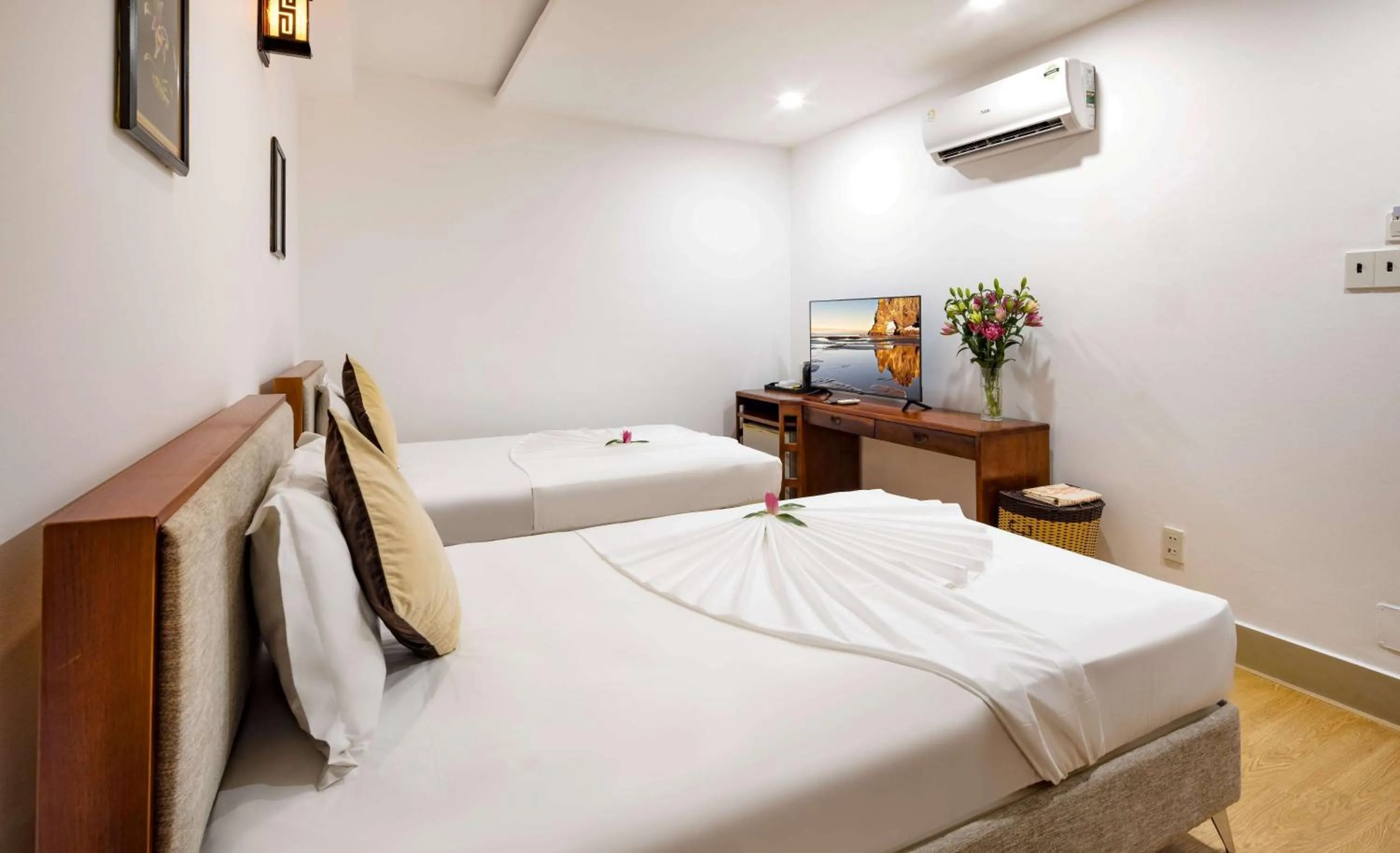 Photo of the whole room, Bed in The Summer Hotel