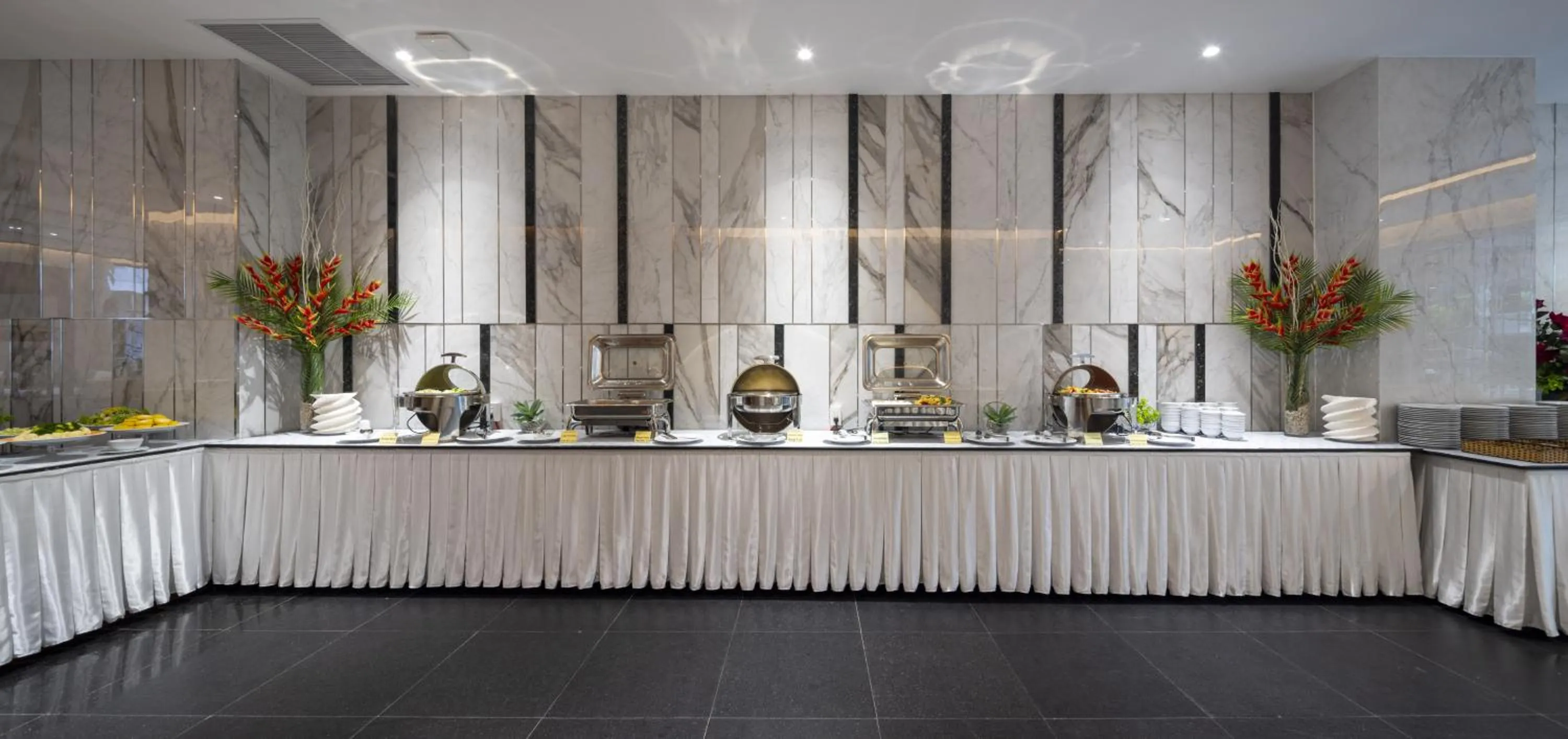 Restaurant/places to eat in The Summer Hotel