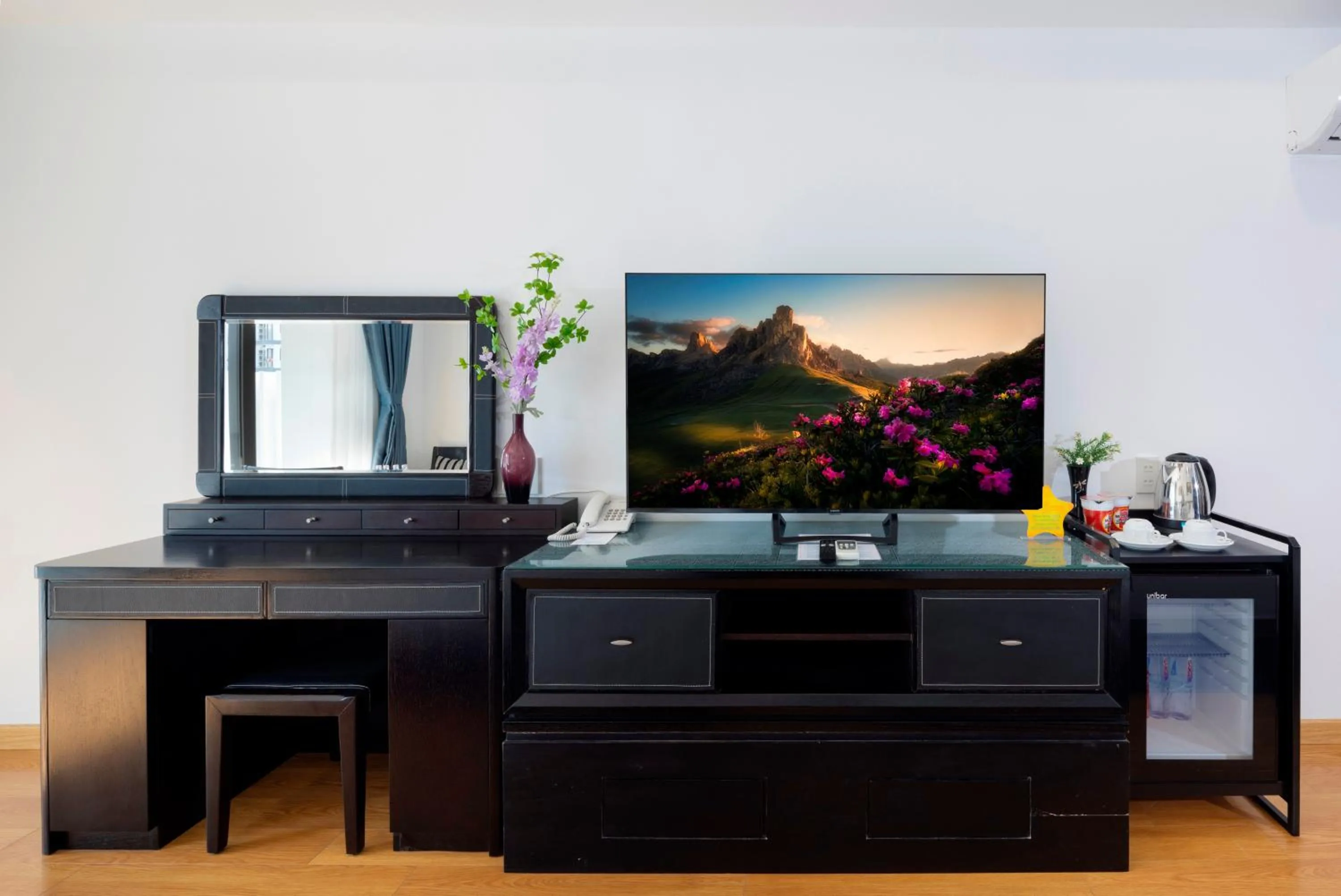 Communal lounge/ TV room in The Summer Hotel