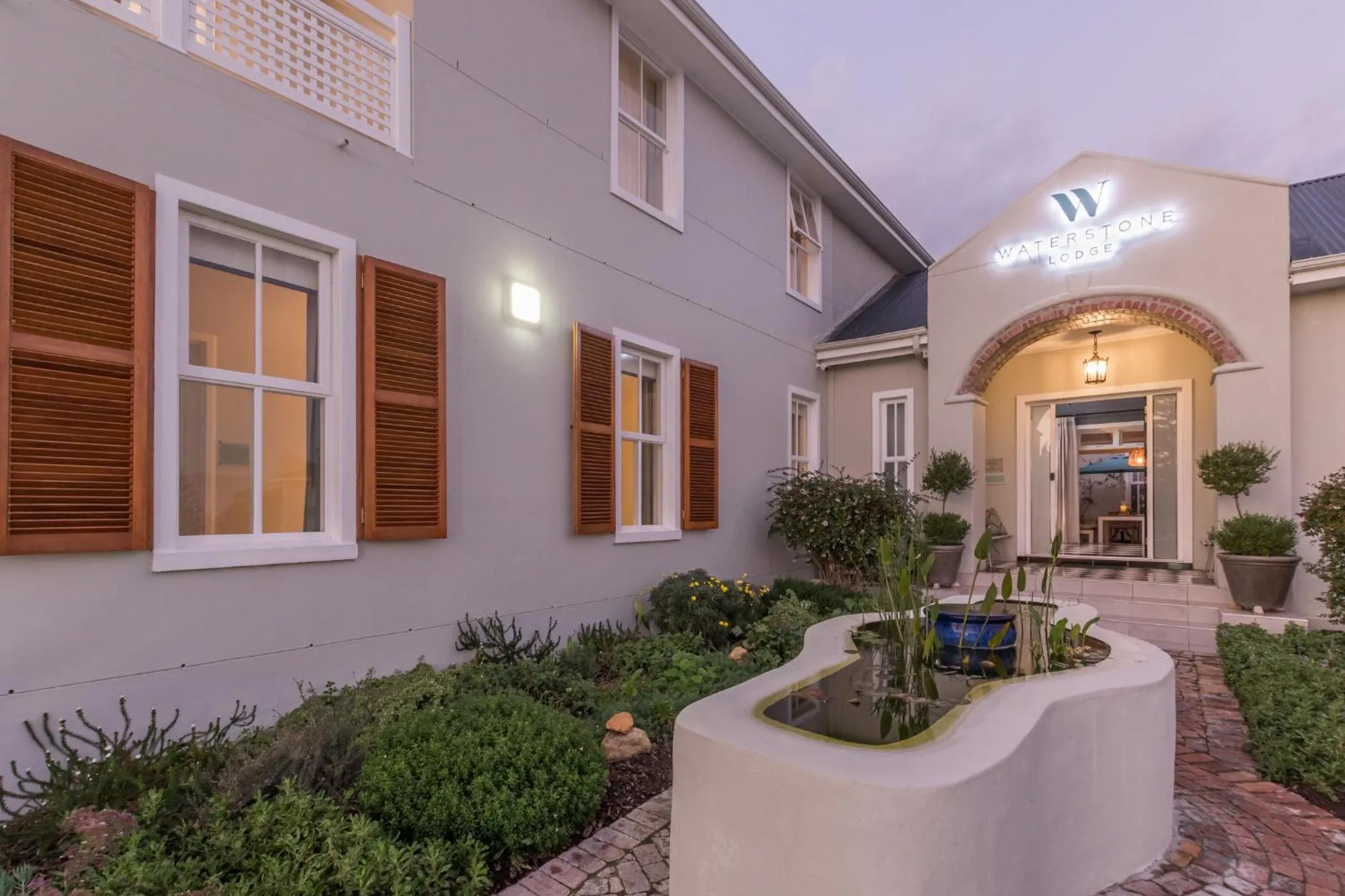 Facade/entrance in Waterstone Lodge