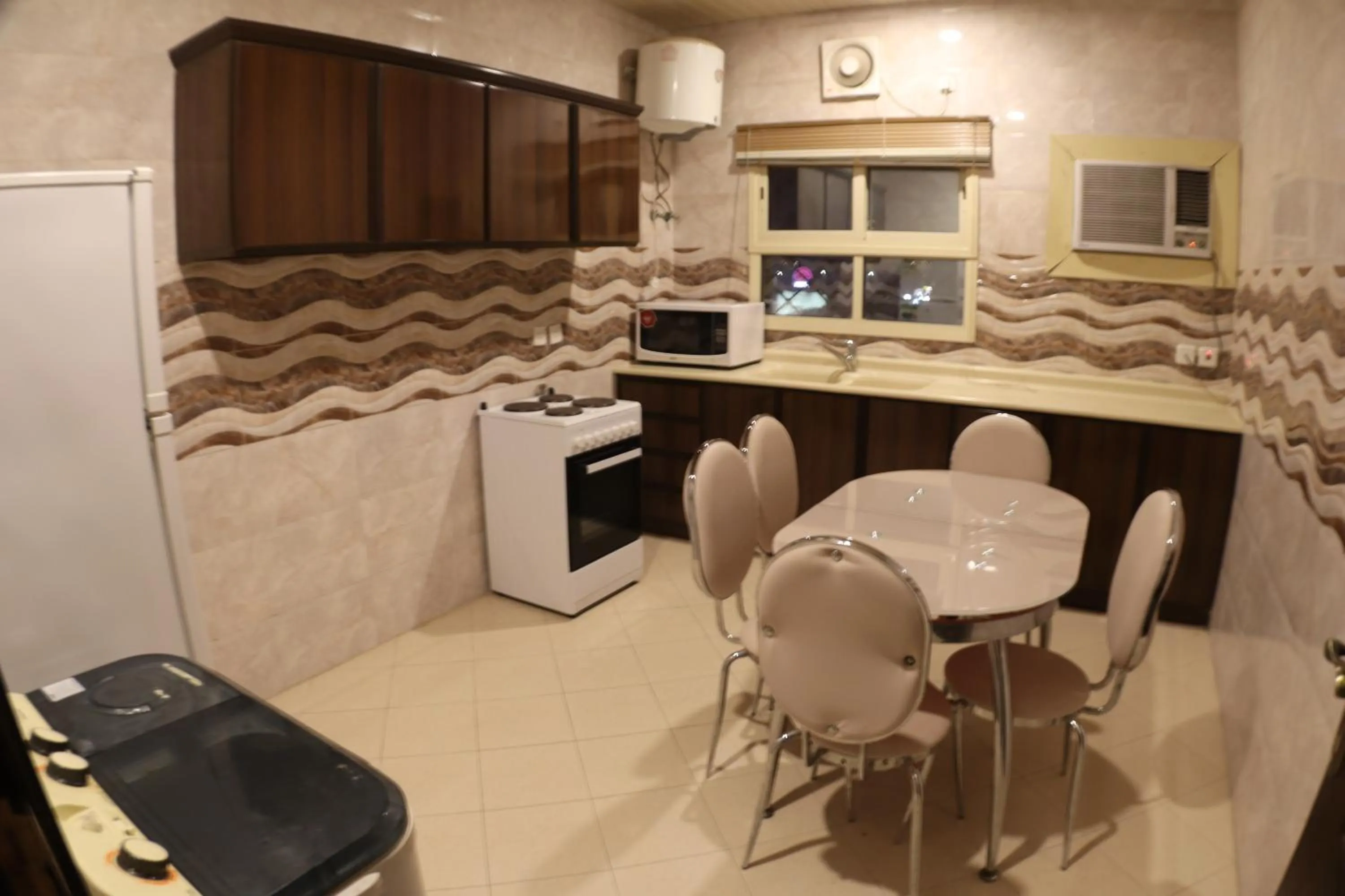 Kitchen or kitchenette in شقق سوات للشقق المخدومة