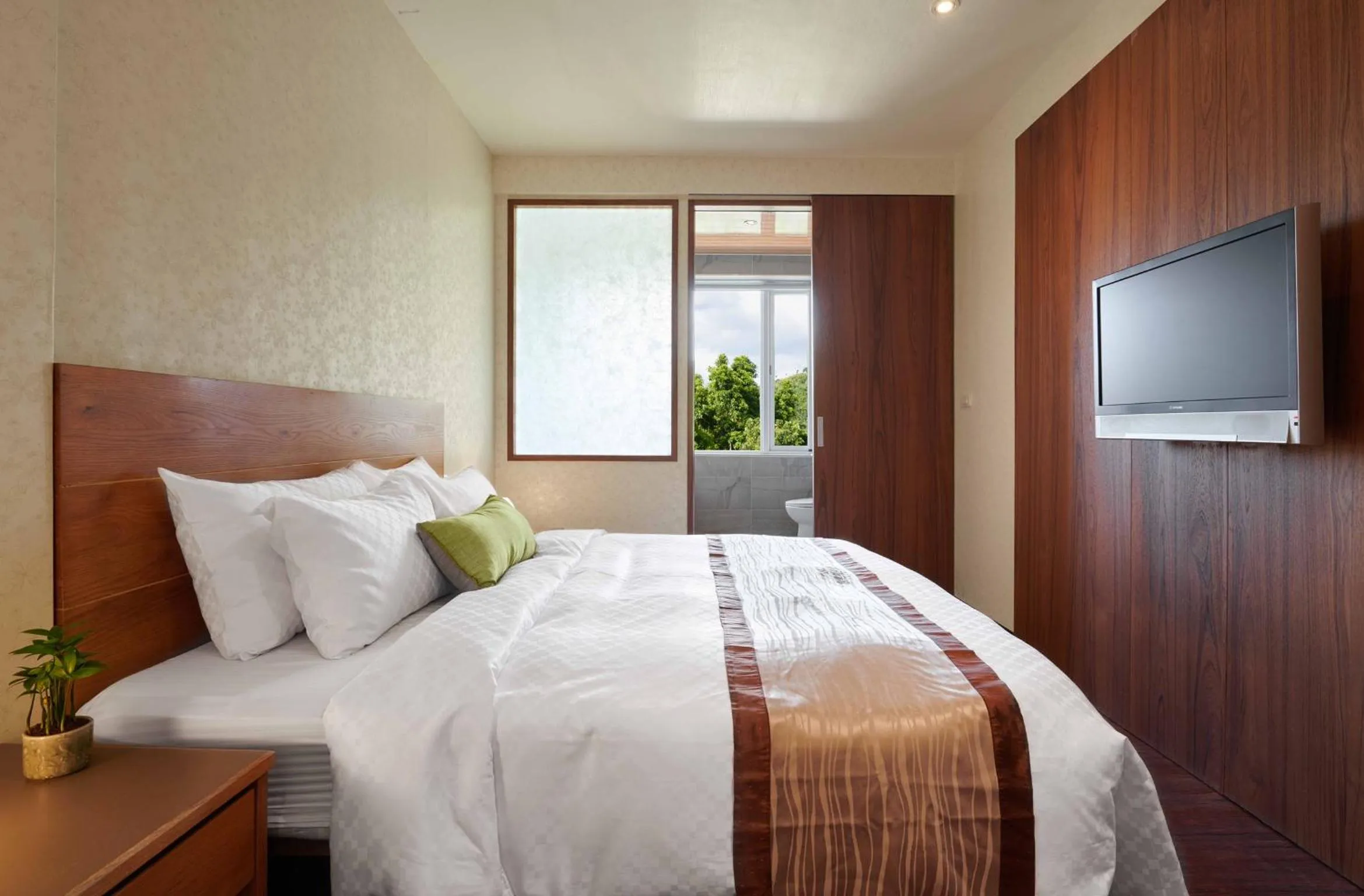 Bed in Reikei Hot Spring Resort