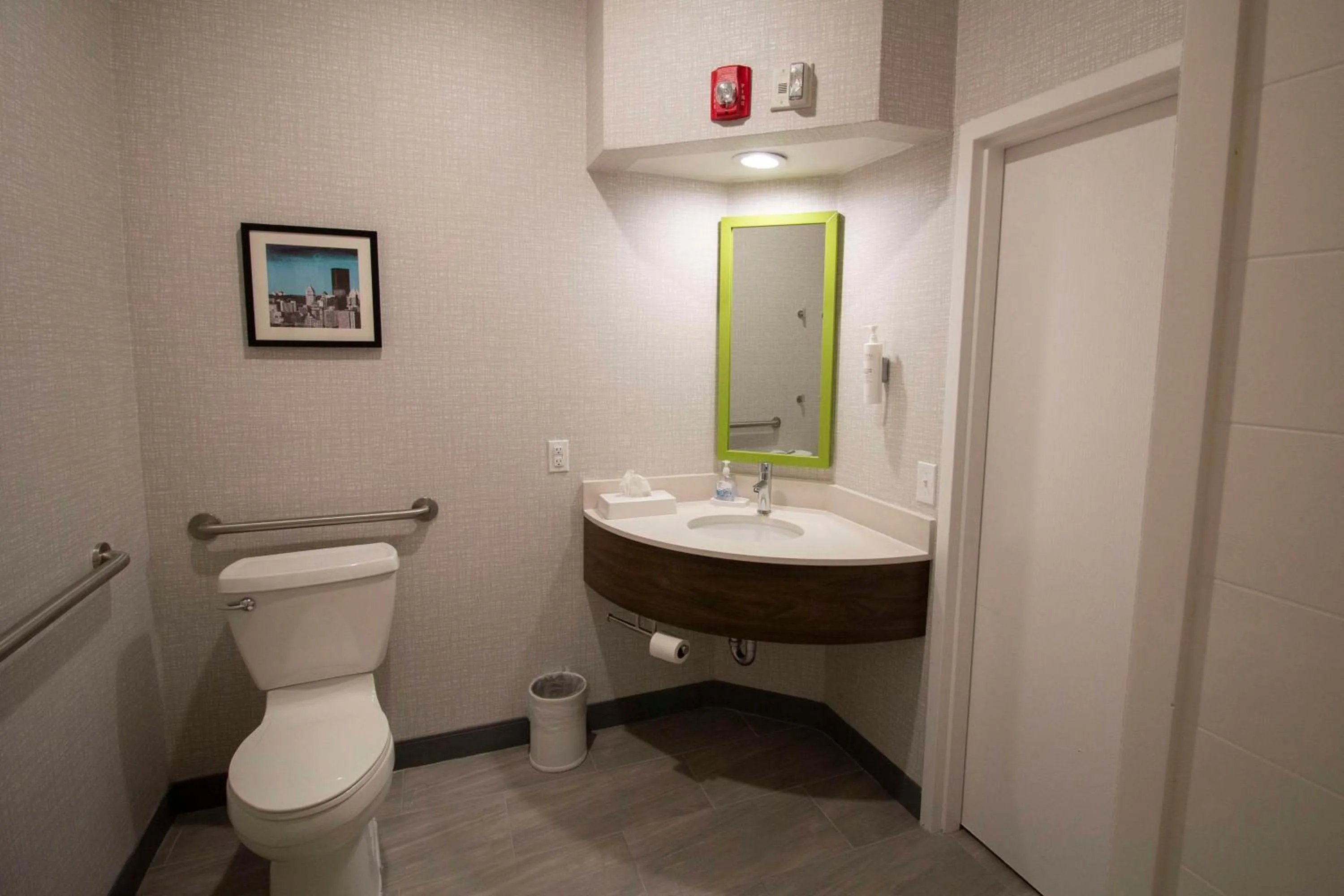 Bathroom in Hampton Inn Kent/Akron Area